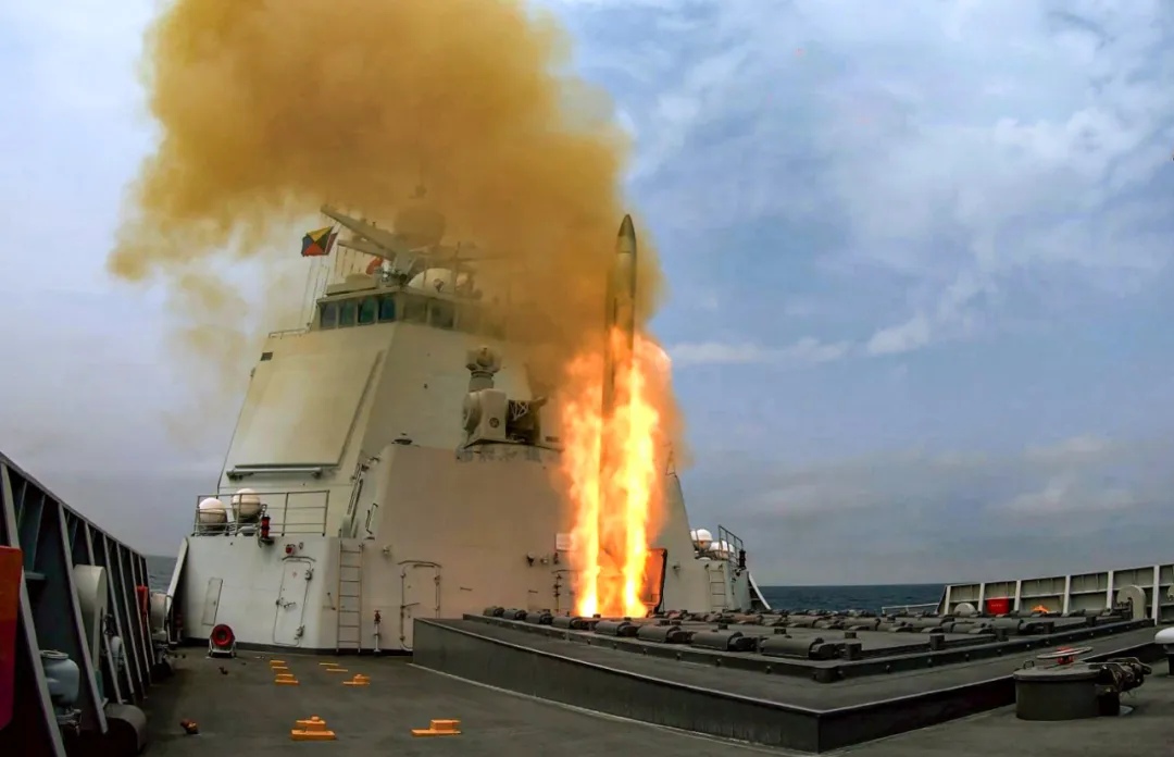 自从055服役之后,052d以前犹抱琵琶半遮面的场景现在越来越公开近