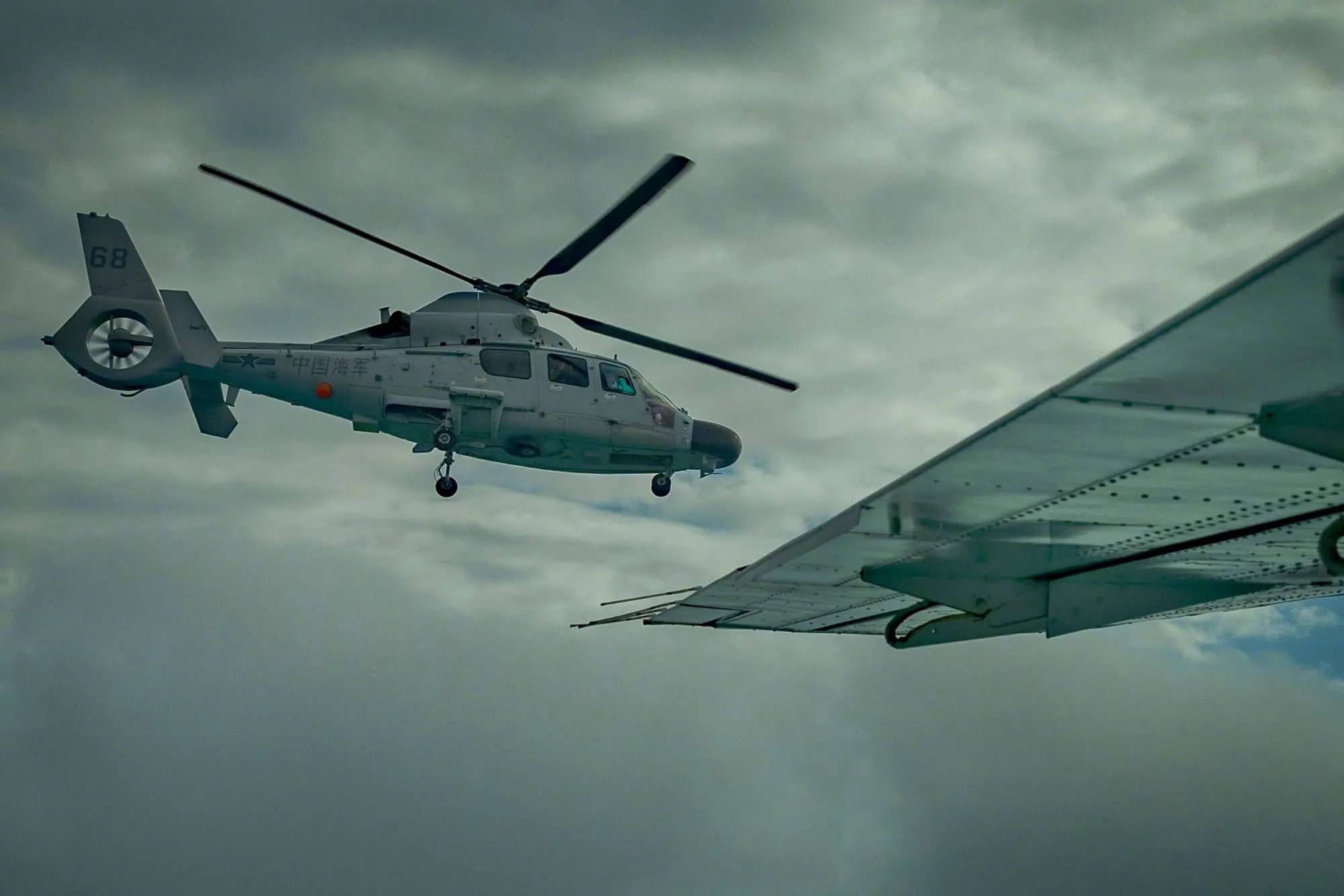 固定翼公务飞机未经允许,非法擅闯黄岩岛领空,遭到我方直9直升机贴脸