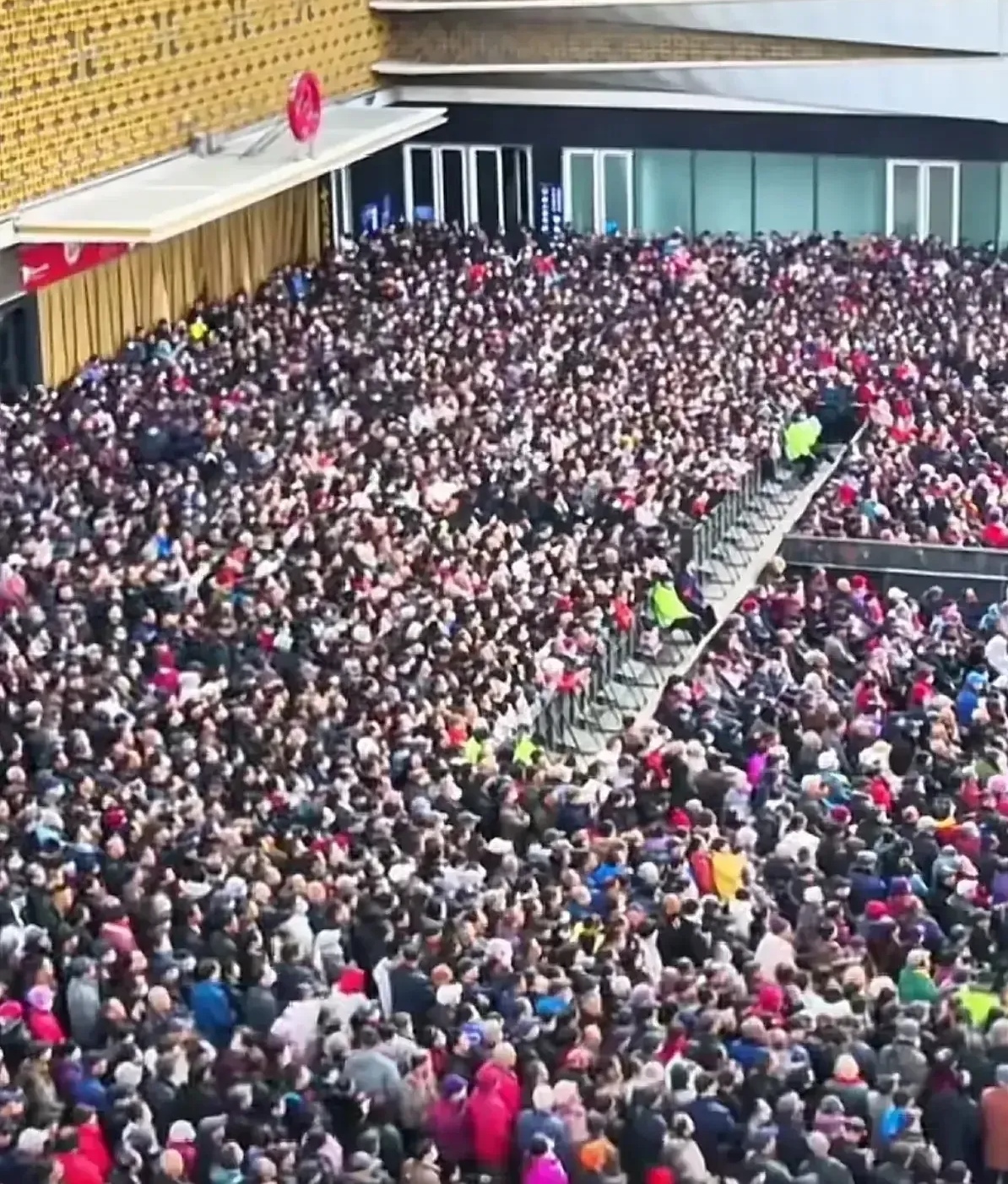 有位山东大姨说,第一次听秦腔就觉得很震撼,那种荒