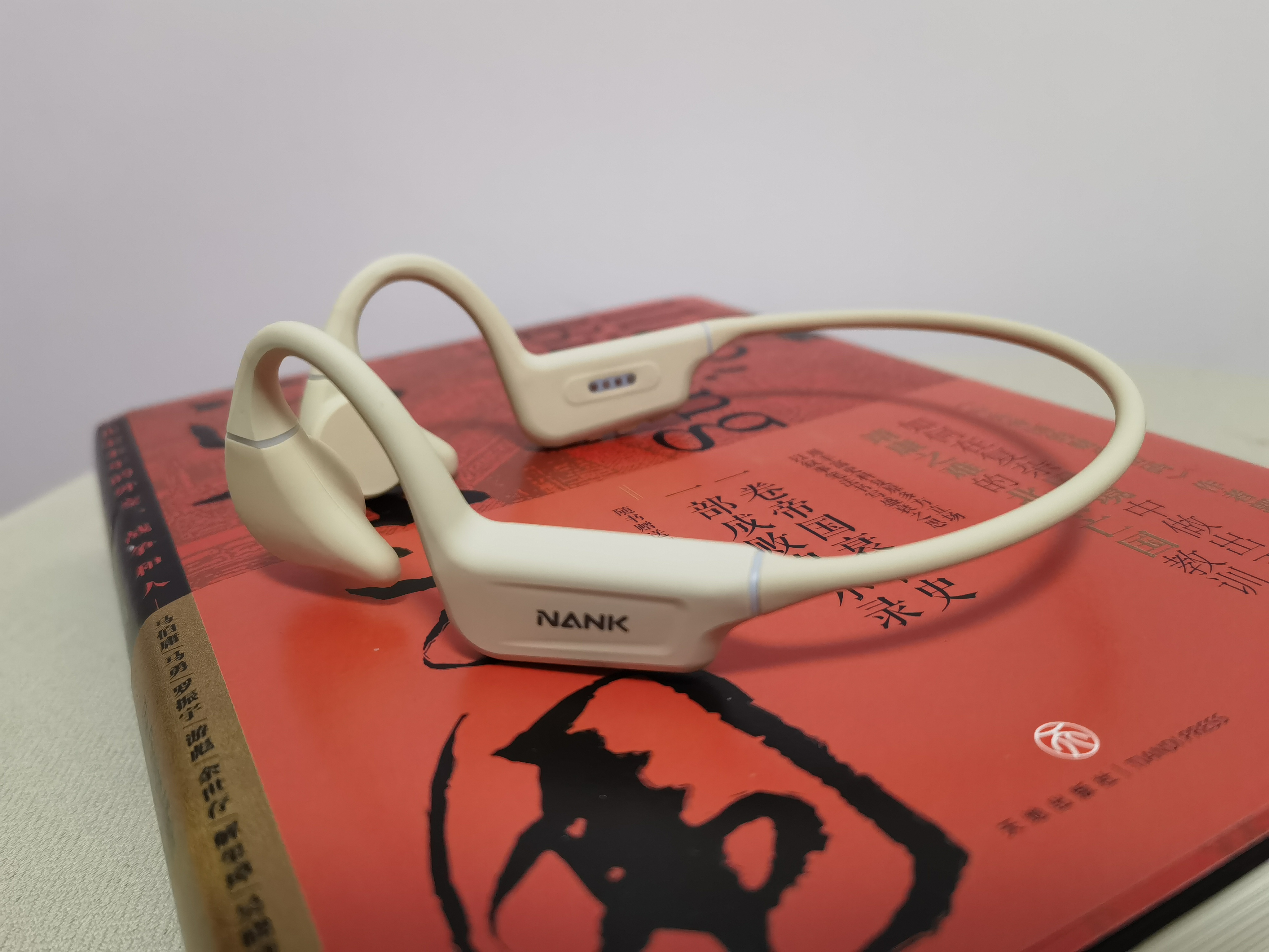 但骑了几天,感觉之前的耳机有点不给力,当风大的时候基本听不到耳机里