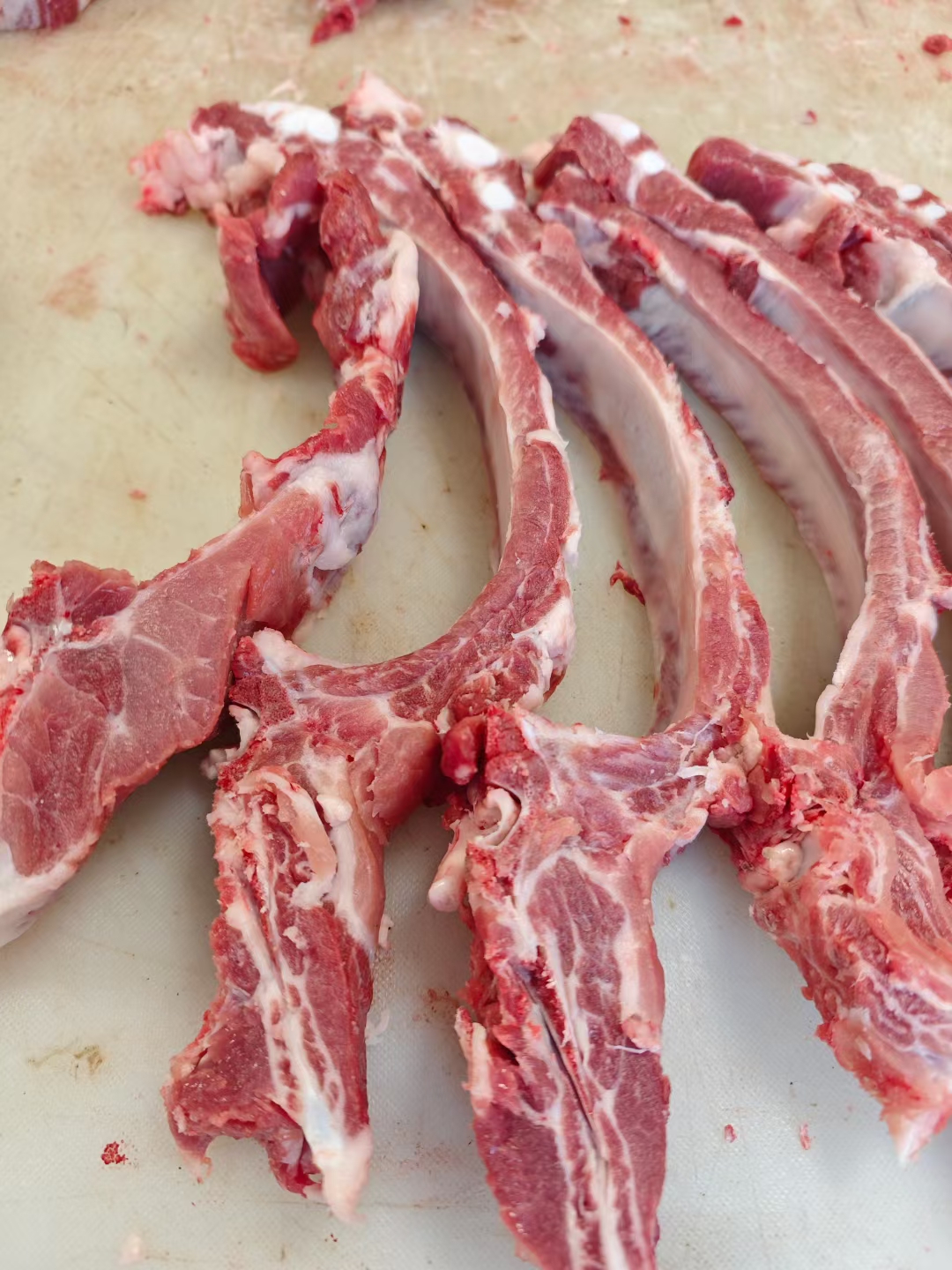 然后有的人买排骨,有的人买猪蹄,有的人买猪肉.那时候都喜欢