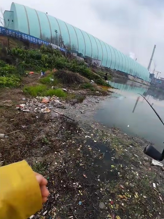 湖南娄底娄星区的涟水河道被红褐色废水污染啦,简直太夸张!