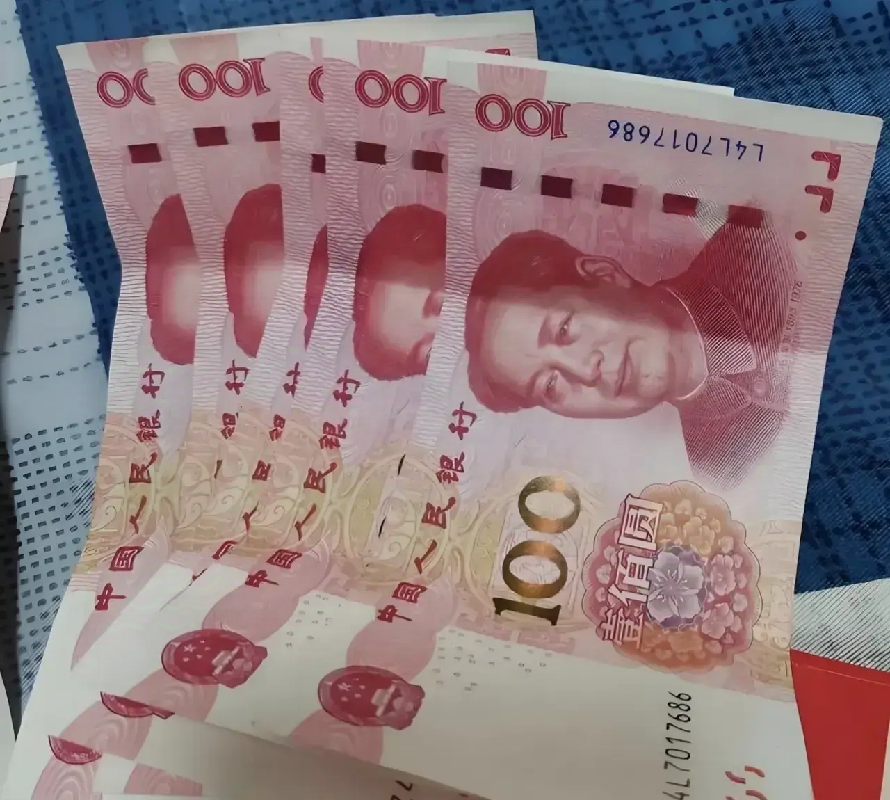 上午同事拿了 500 元现金给我,让我转她 500 元,说是给我换一下钱,我