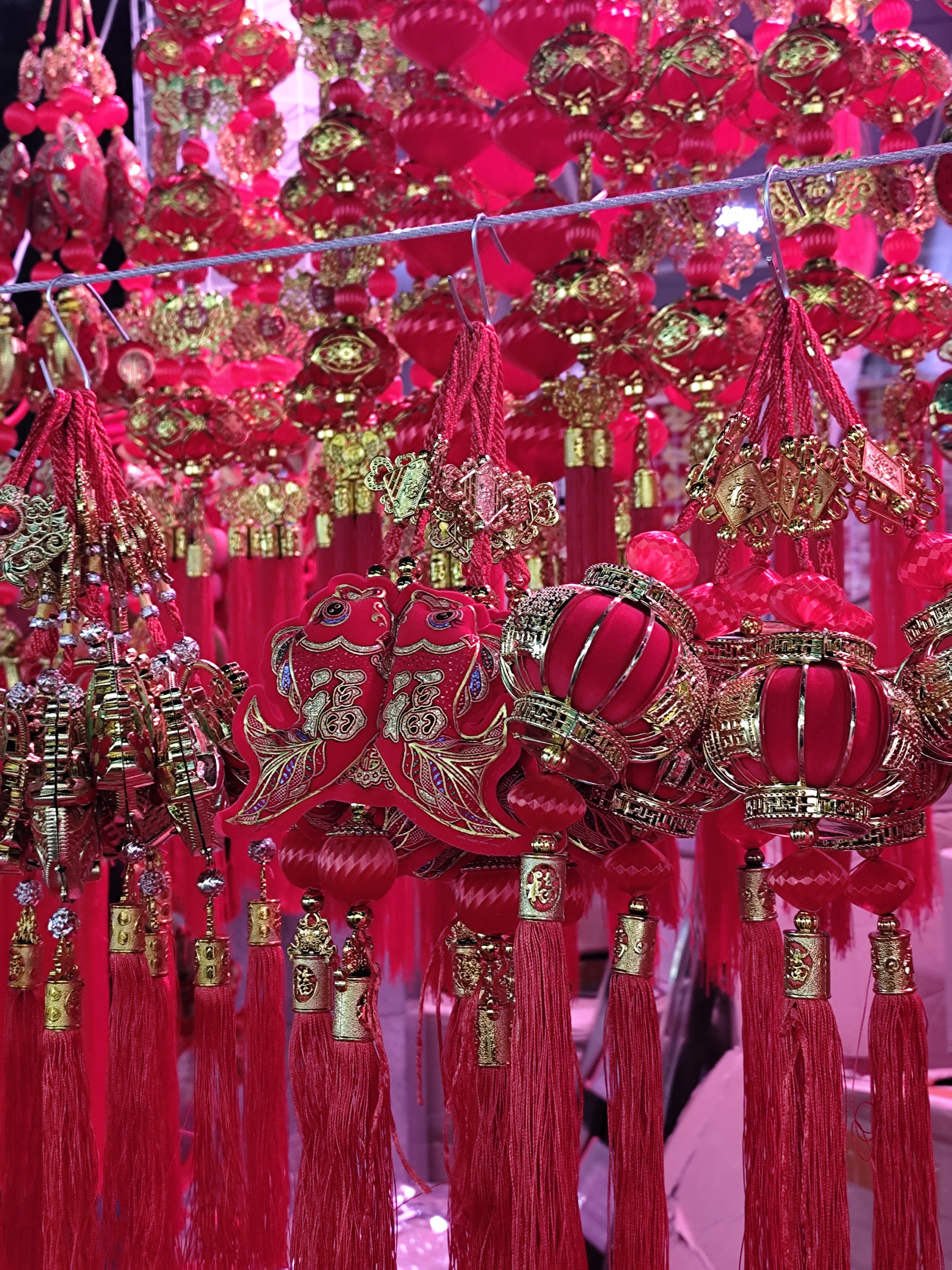 电梯里几个阿姨闲聊过年安排. 今年儿子回来吗?还不知道呢