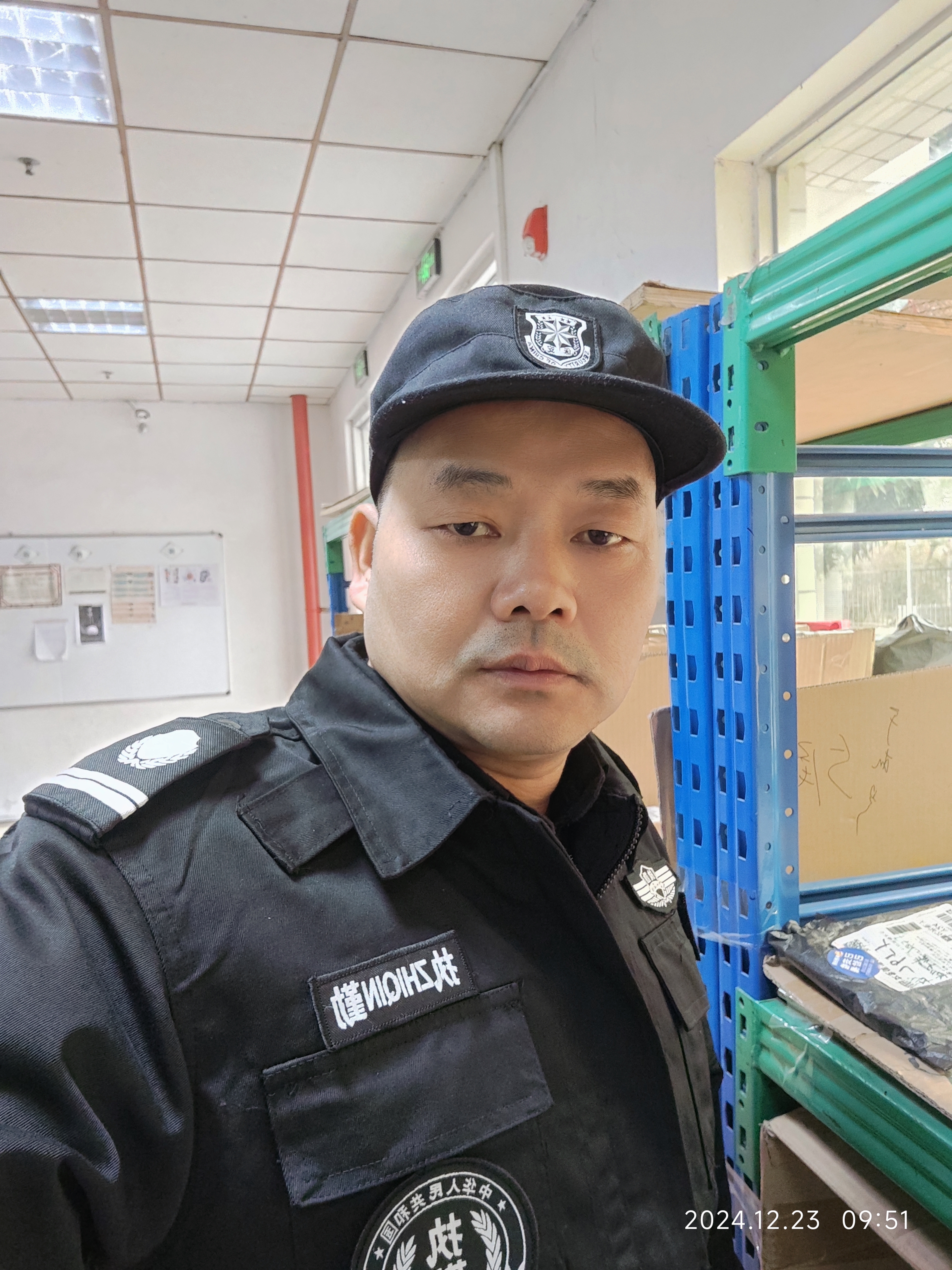 我只是一个保安,我从10月23号入职这个公司,我的工作主要是管理快递