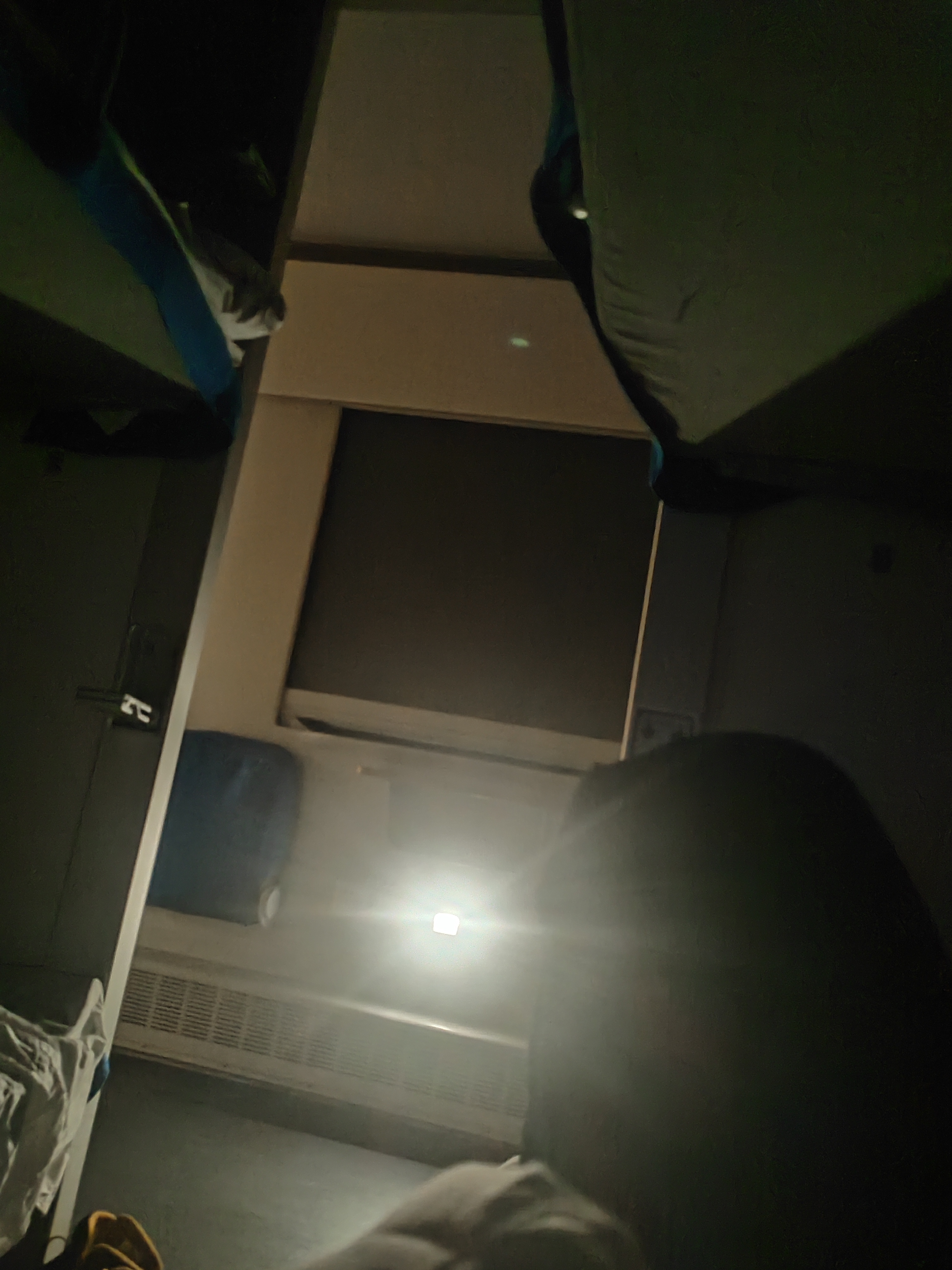 闪光旅行家秋冬季# 开往北京d18动车上,凌晨一点卧铺还有人不睡觉