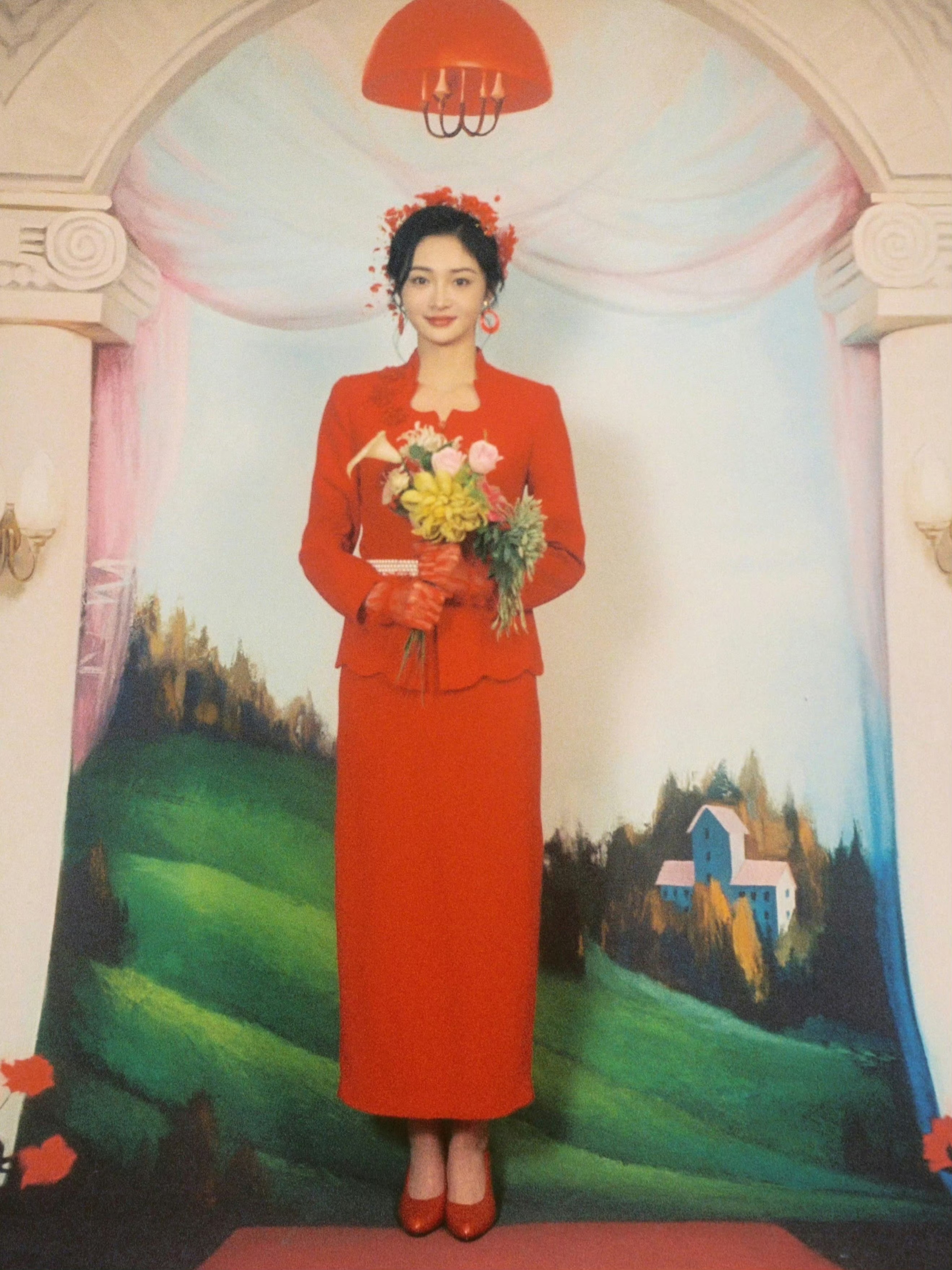 粉色的缎面婚纱搭配头纱珠花我直接梦回80年代的新娘美得仿佛那个