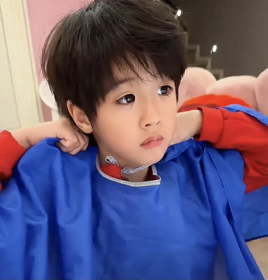 姜潮在家给儿子理发,丹尼尔头发太厚,冬天上学不好打