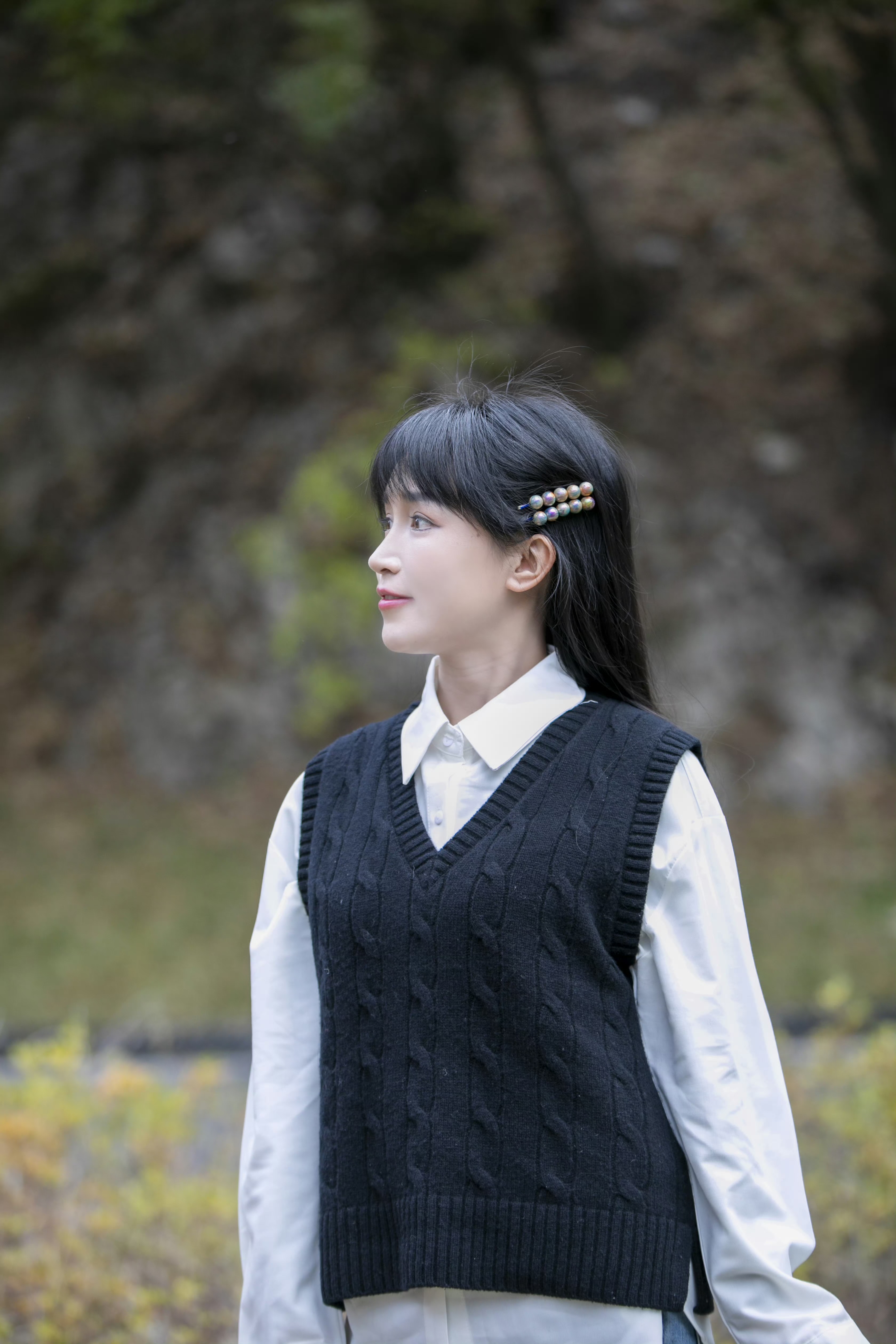 李子柒头戴非遗漆珠发卡亮相九寨沟