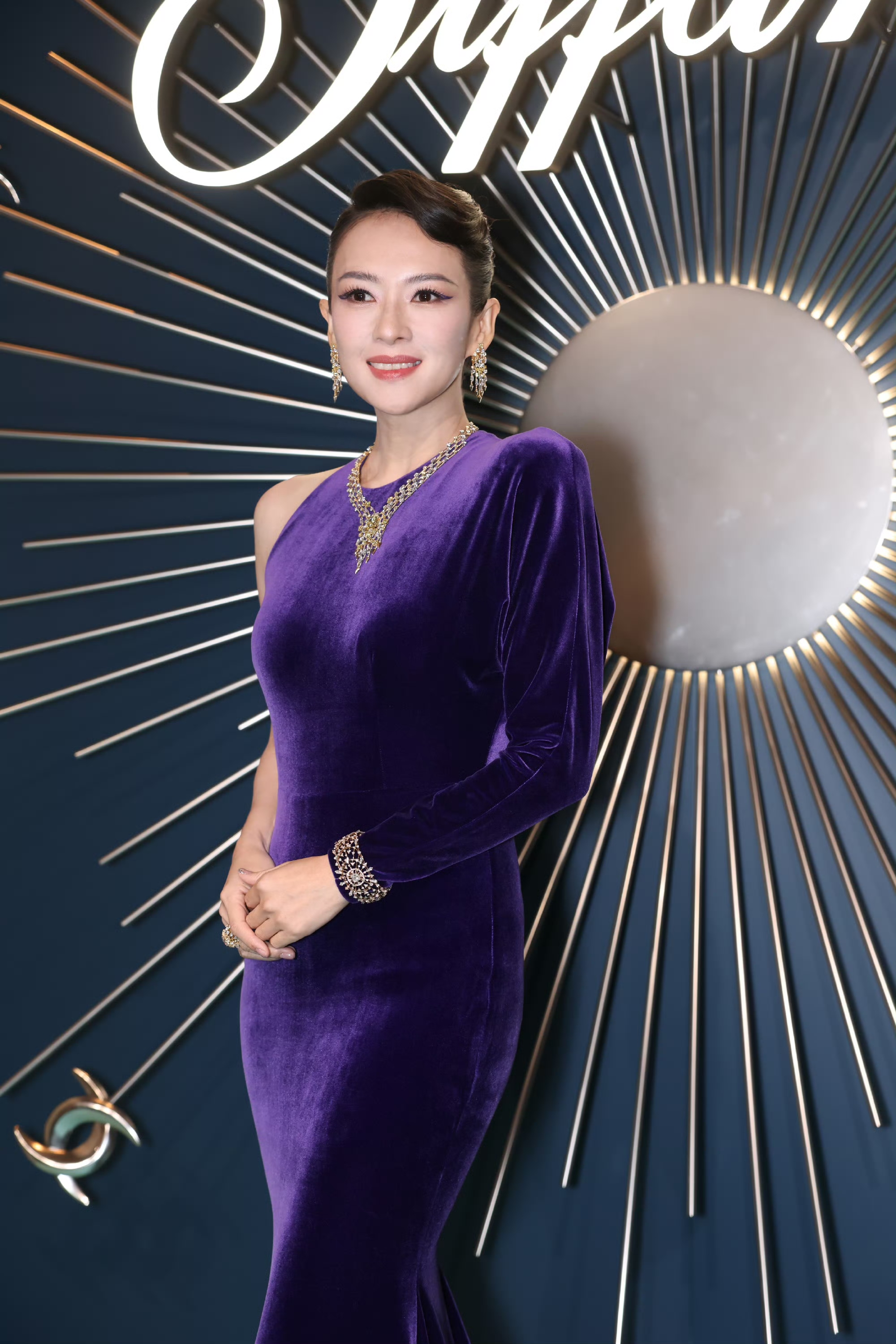 章子怡穿紫色战衣出席蒂芙尼高级珠宝展,这么丑的裙子也只有国际章