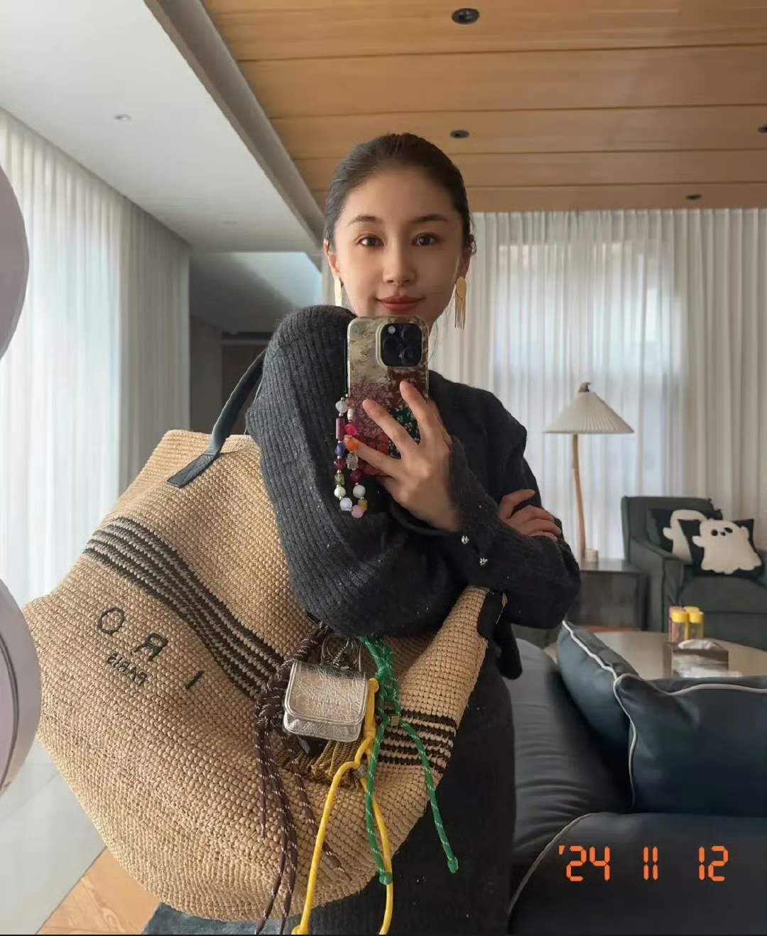 比例让多少女明星羡慕了,明明是一米五多的小个子,但视觉效果直逼170