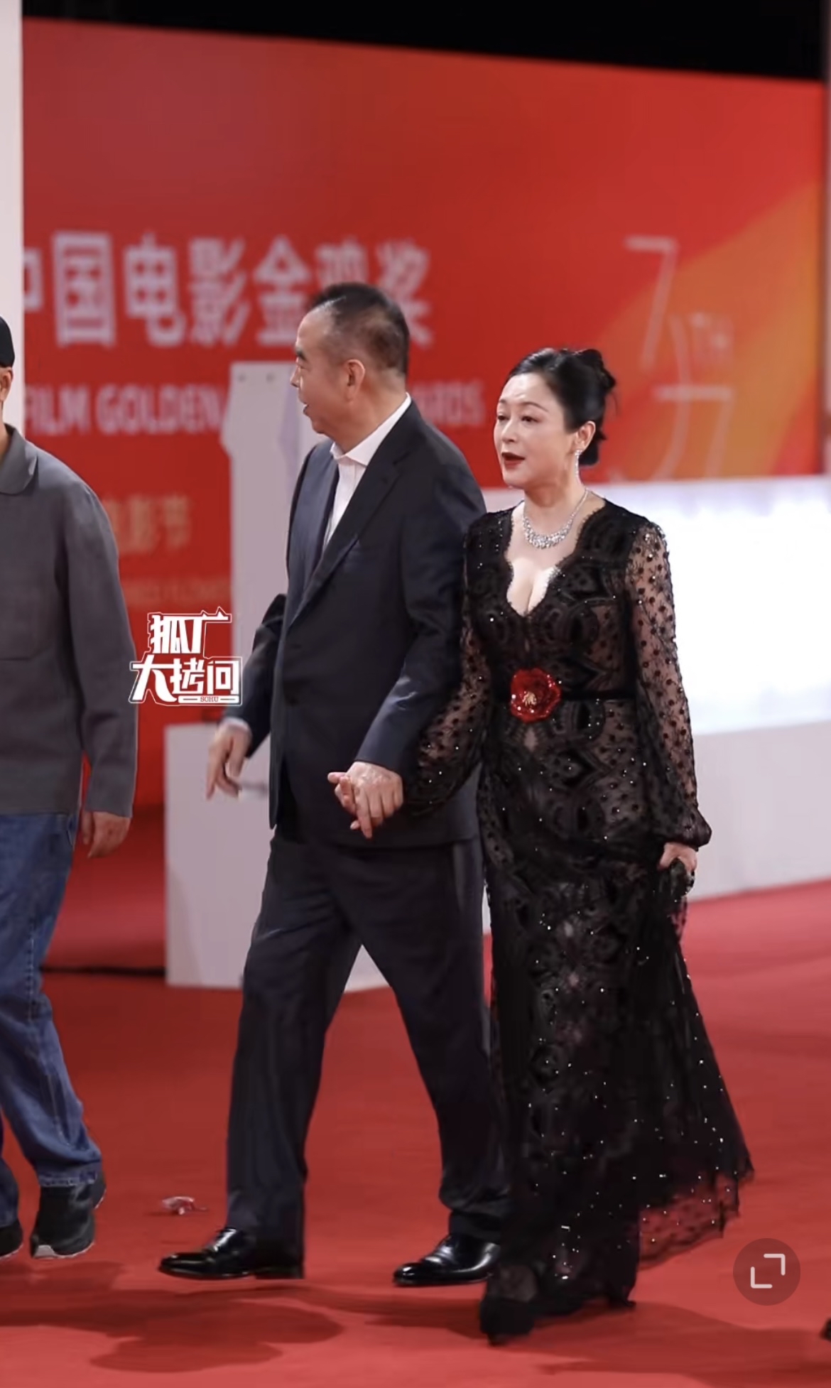 陈凯歌陈红夫妇牵手走红毯而且他们俩看起来好像这就是所谓的夫妻