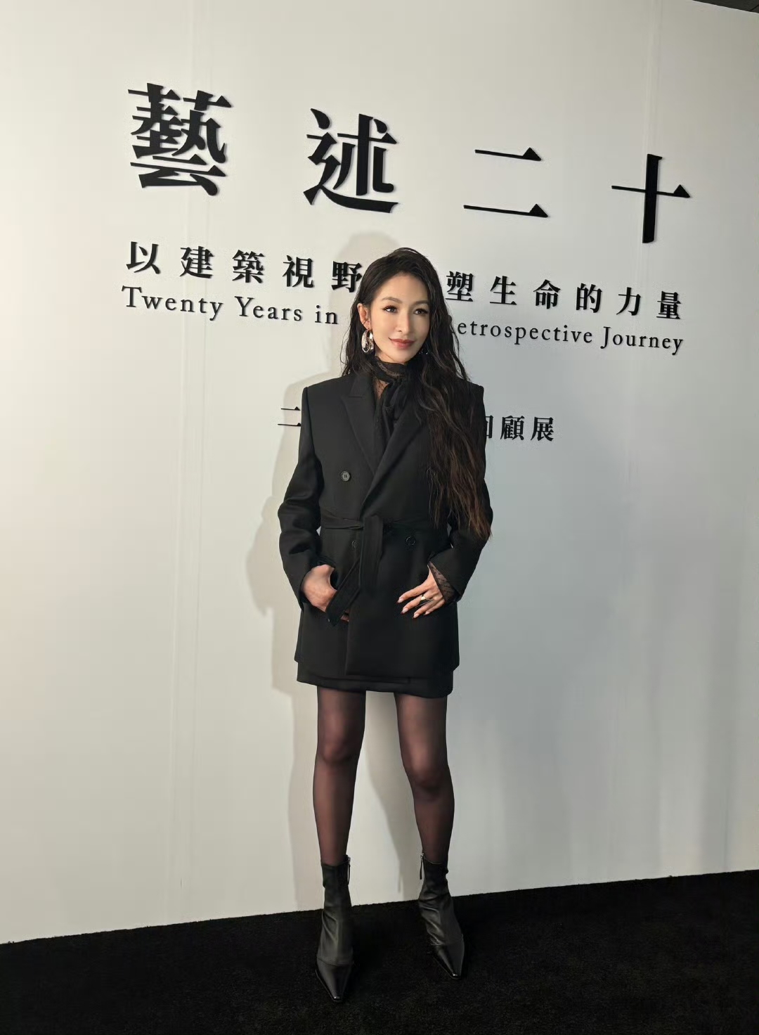 萧亚轩参加珠宝展,尽管脚伤未愈仍然穿着高跟鞋出席,状态看着不错