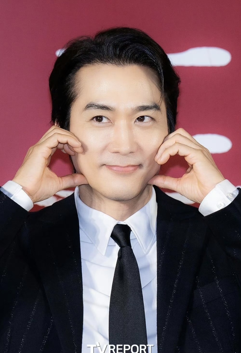 宋承宪出席电影《隐藏的面孔》制作发布会,48岁还是那么帅气,当年他