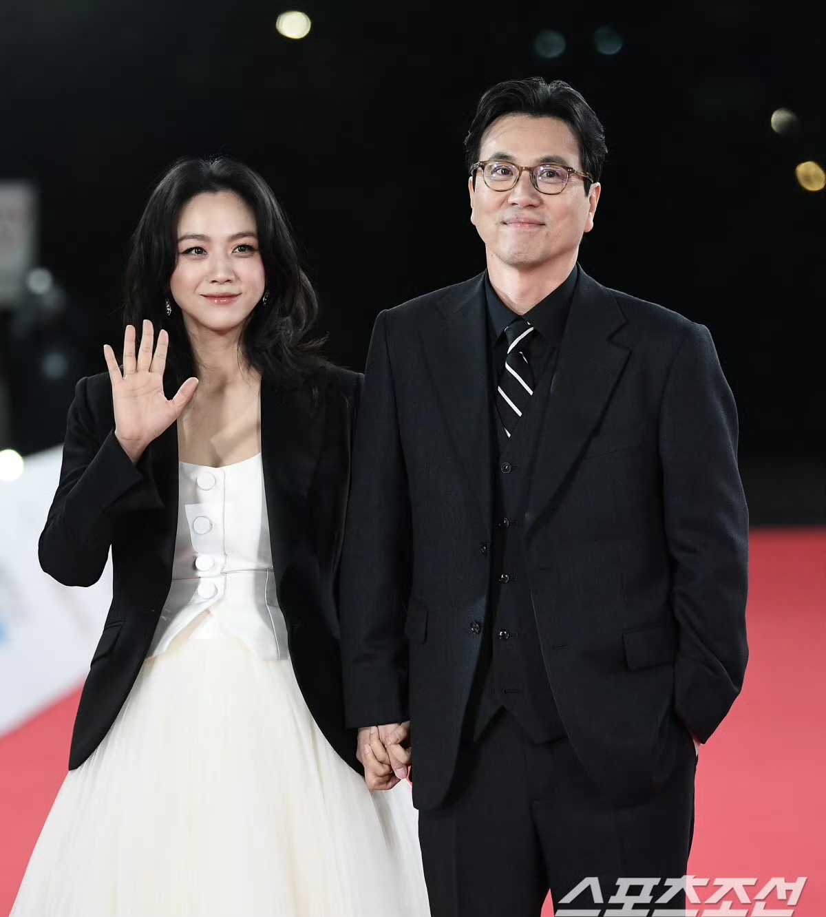 汤唯金泰勇携手走红毯,金泰勇嘴角的笑容比ak还难压,娶到汤唯真的是
