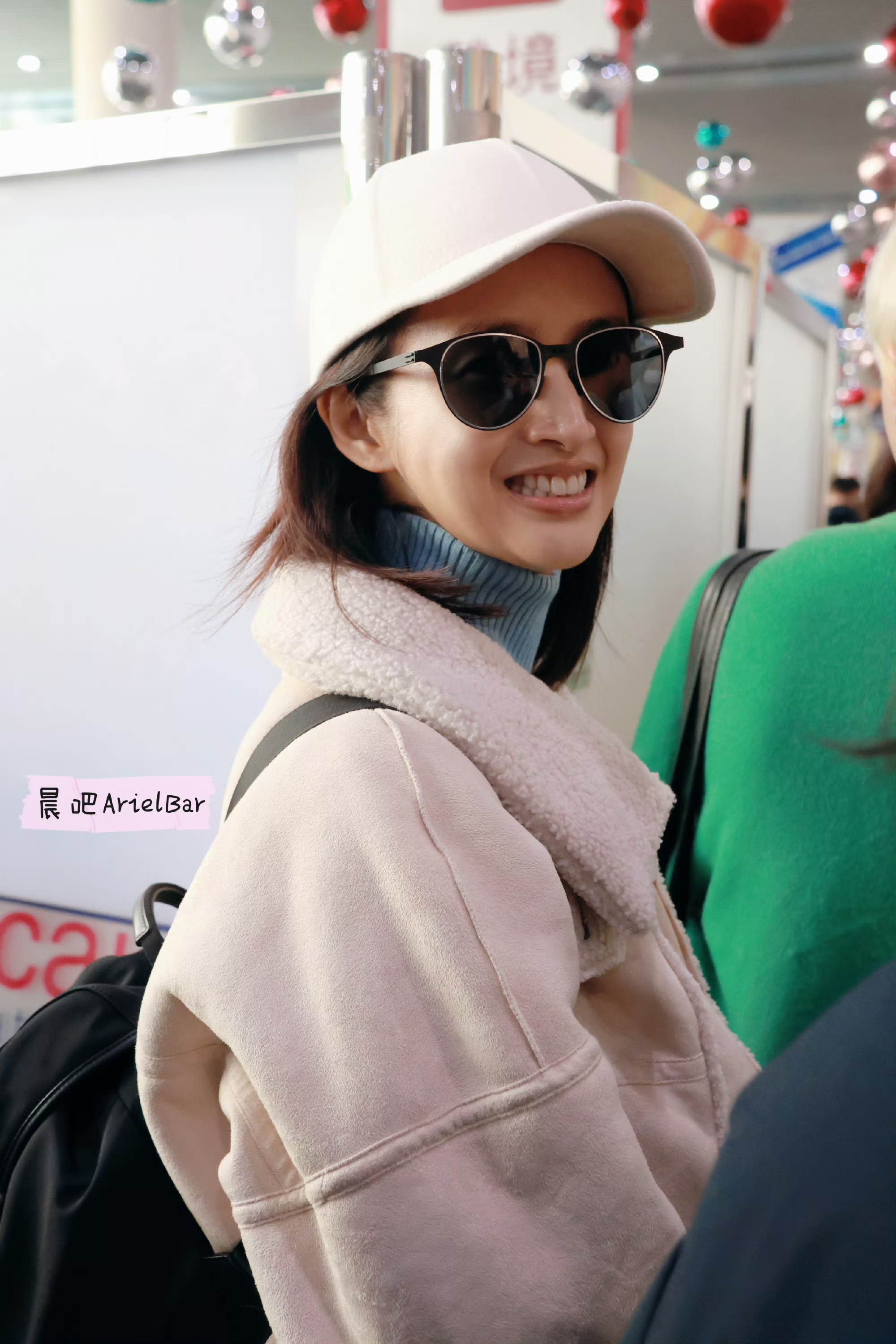 林依晨澳门机场粉丝拍,素颜状态太好了,几十年过去她的笑容还是这么