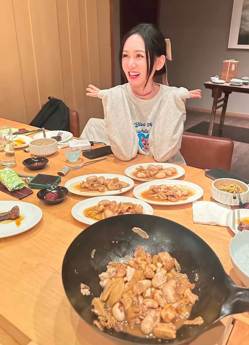 陈乔恩实现鸡佛自由,鸡佛俗称鸡睾丸,她的口味真的很独特,一直很喜欢