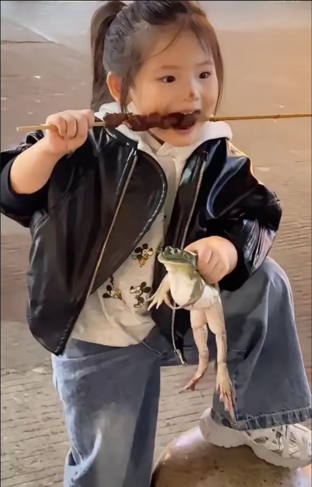 前段时间看了一段视频感觉很好玩一个女孩右手拿着羊肉串左手拿着