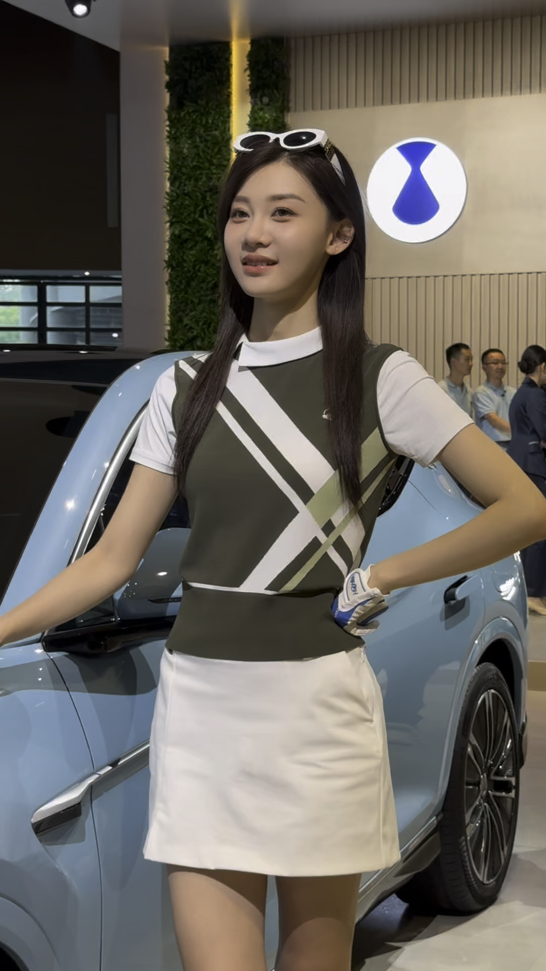 网红车模张芮尔,车模界的颜值代表,车模中的天花板!