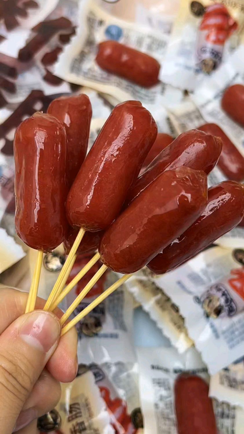 大口吃肉肉太爽啦,qq的迷你烤香肠,肉香浓郁淡淡烟熏味特有嚼劲