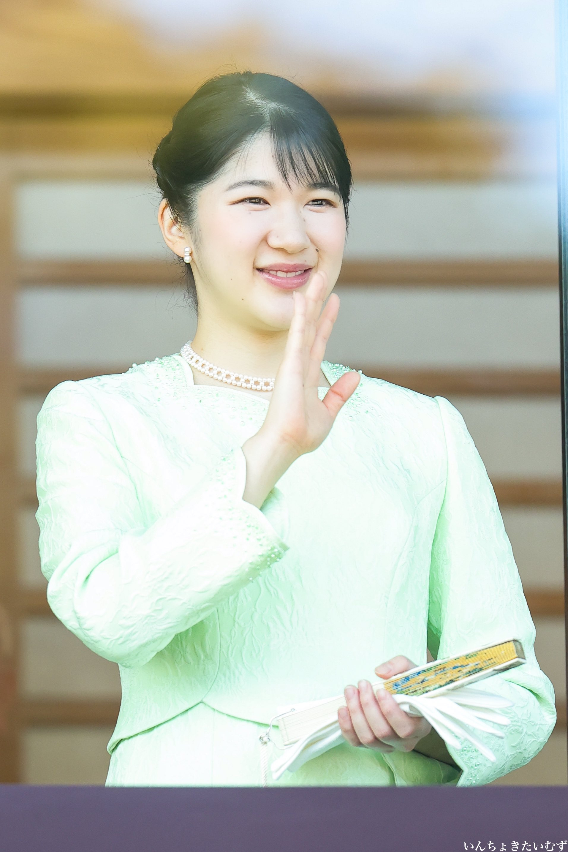 当地时间1月2日,日本天皇夫妇,爱子公主,上皇"脑白金"夫妇,秋筱宫