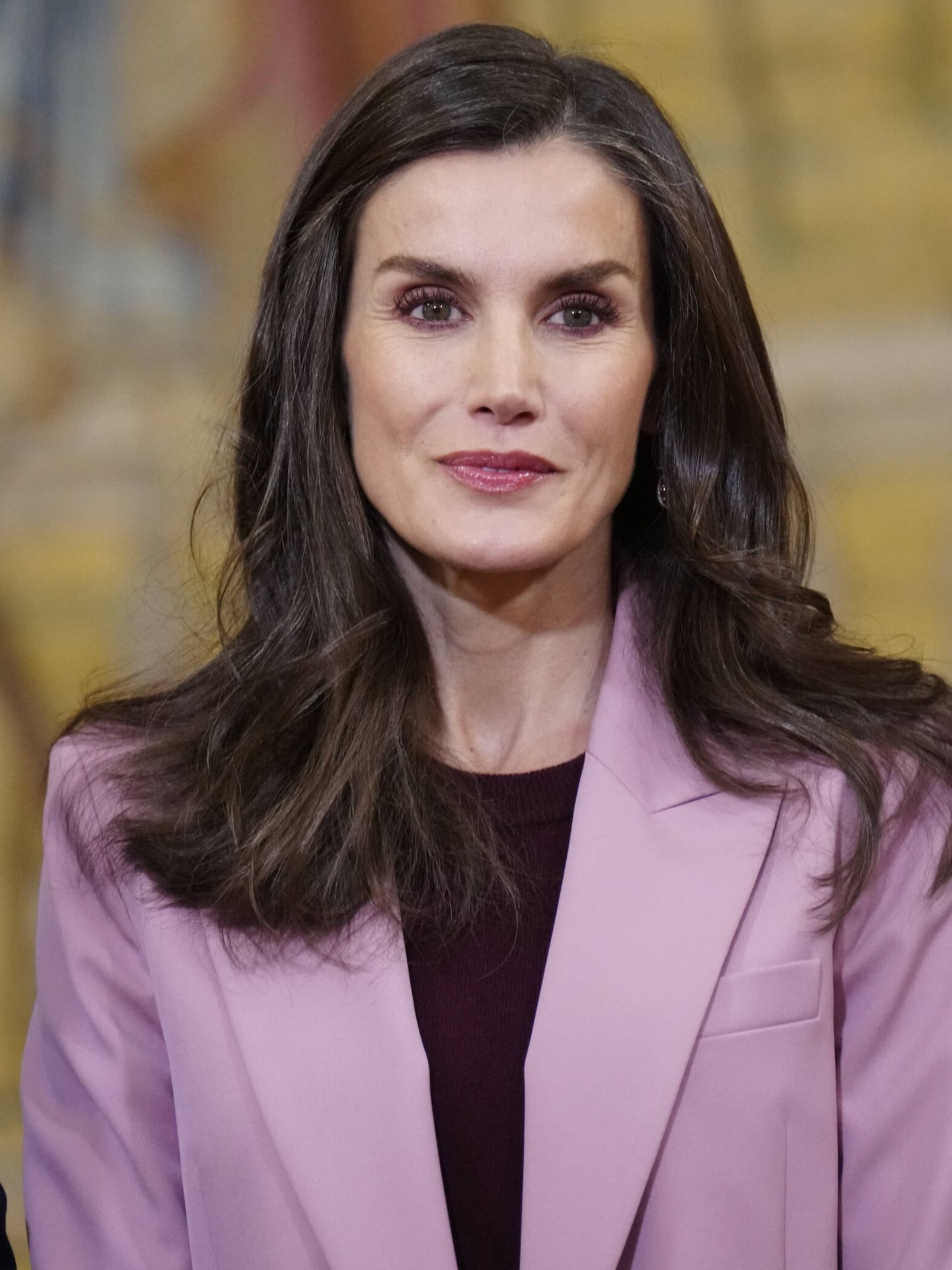 西班牙国王夫妇出席会议,莱后穿粉色西装亮相,笑起来好美～