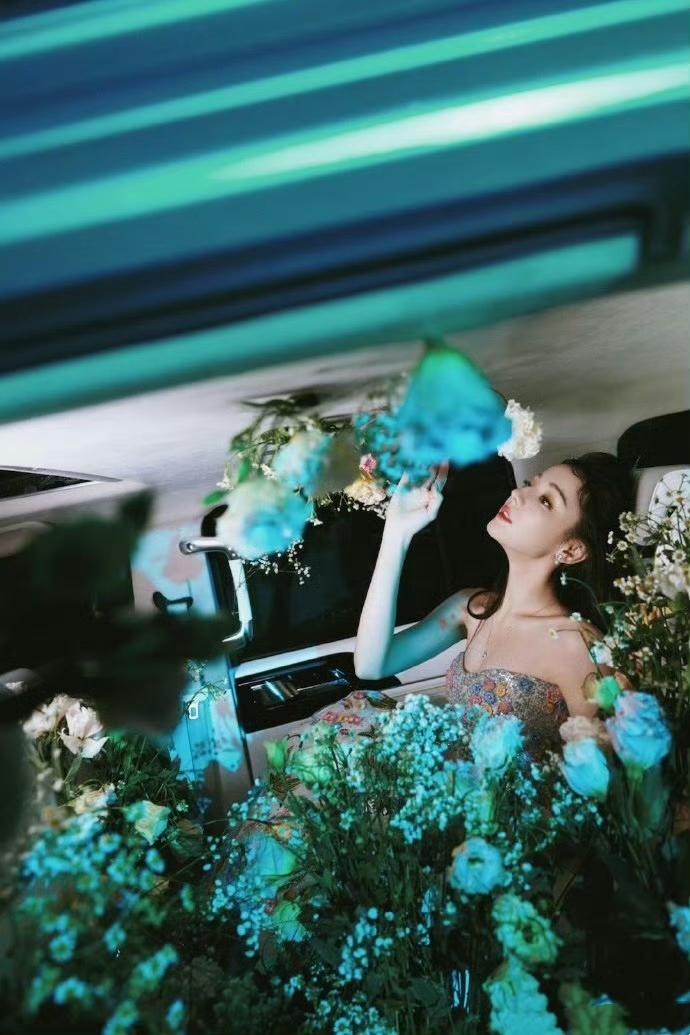 迪丽热巴花车秀 | 花园在身,魅力绽放