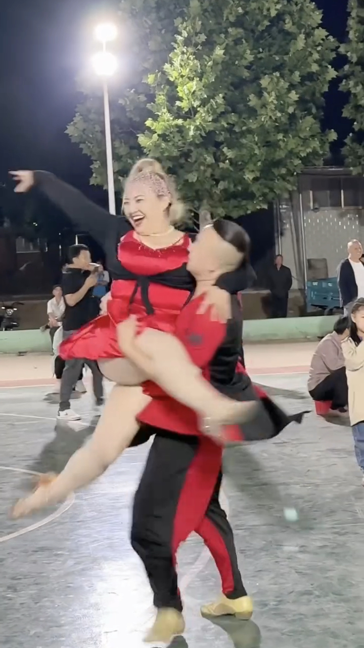 都说我胖就阿莲说我很轻