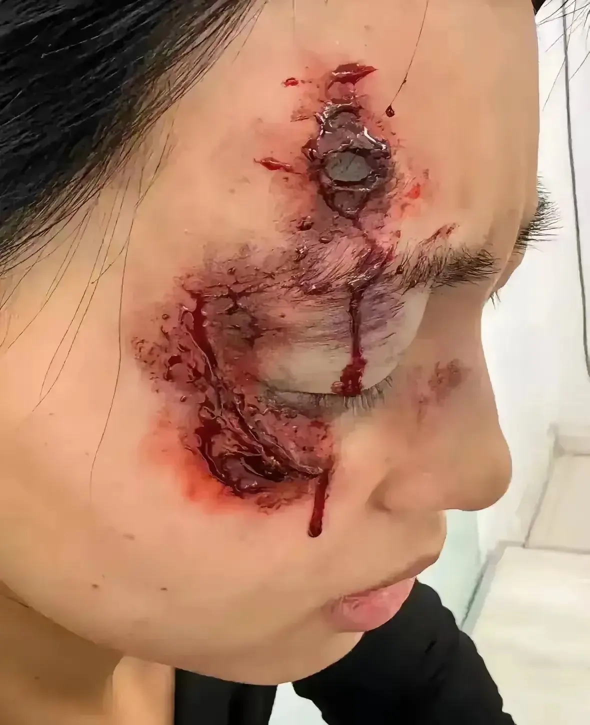 上周我初恋突然联系我,说想我了,问我一起去旅游不?