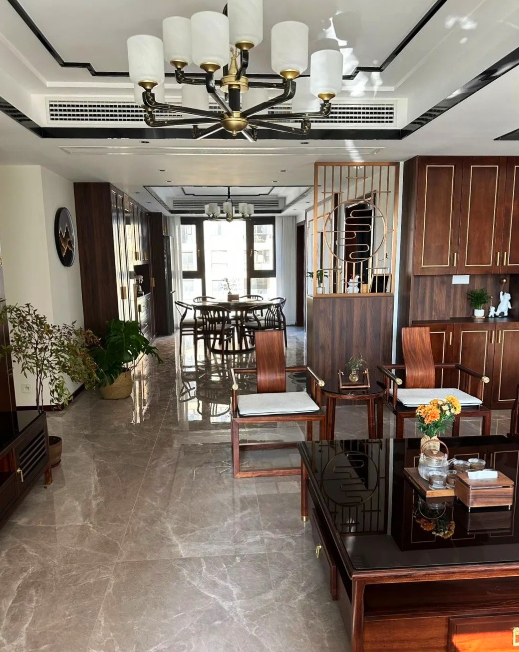 瞧,退休的老局长两口子,把自己家里装饰的多好,古