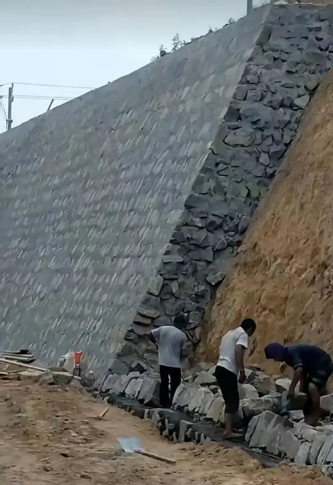 这工程可不小.为磊这个斜坡护墙,这得用多少石头呀?