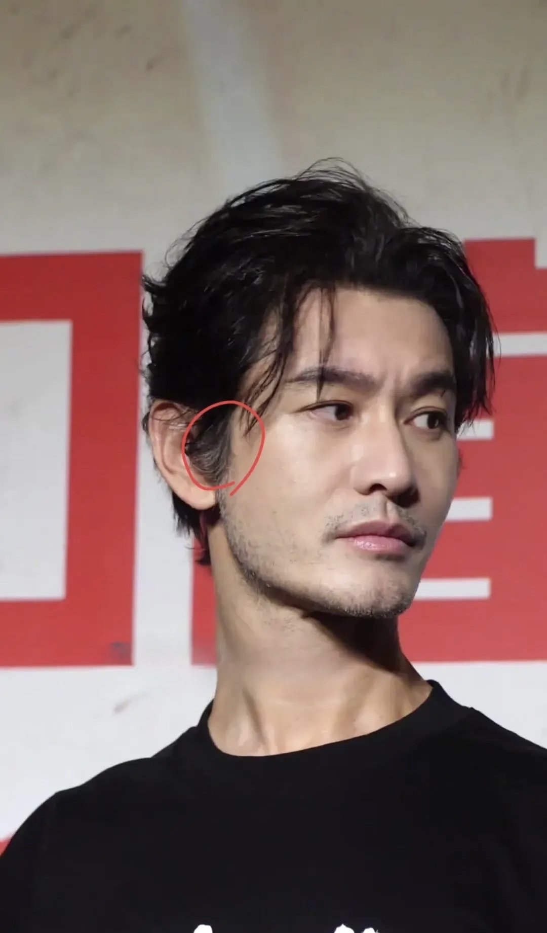 虽然黄晓明47岁,鬓角花白,留起渣胡,打扮低调,面容憔悴还略带疲惫