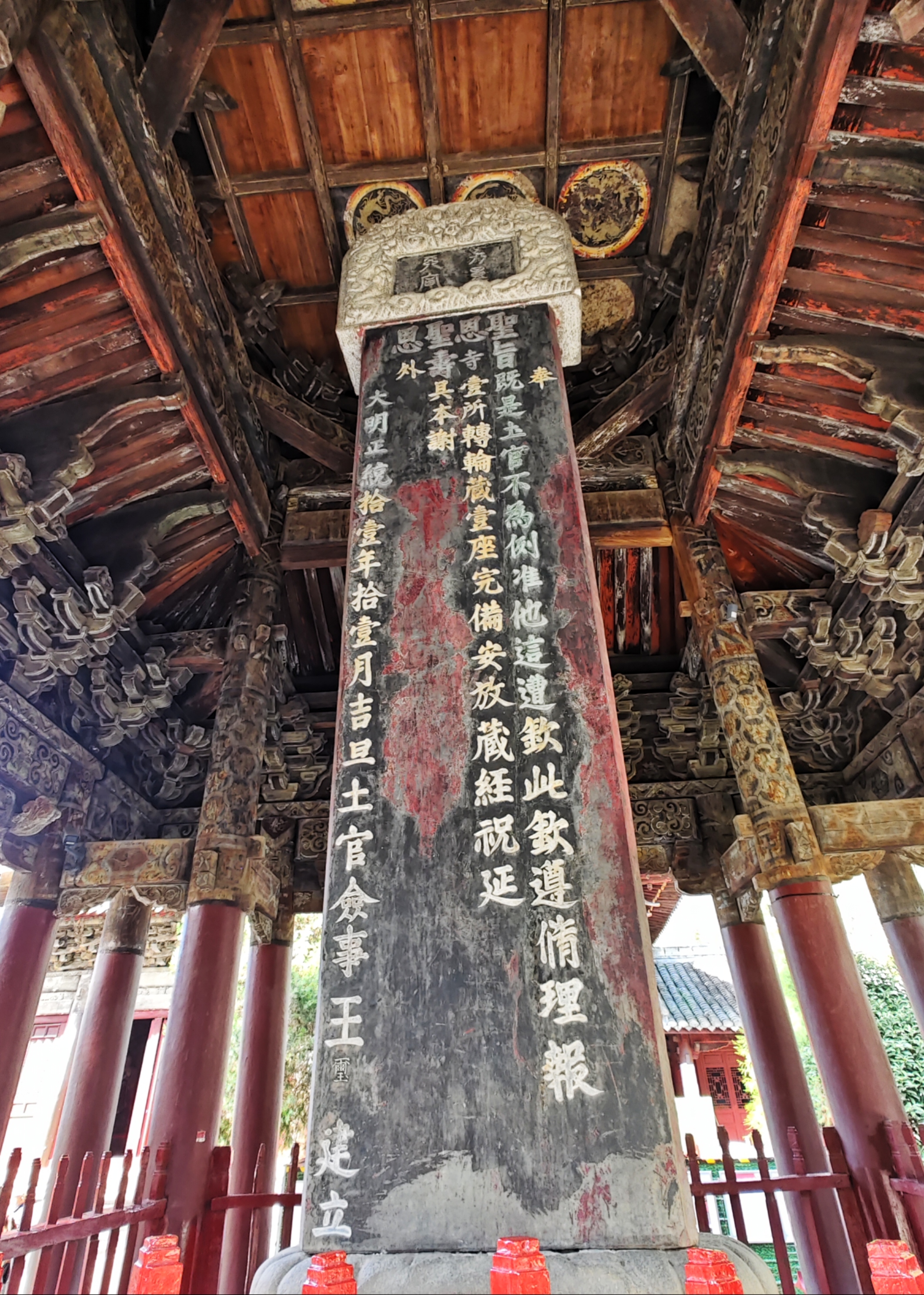 沿着中轴线前行从广场到山门再走过金水桥天王殿大雄宝殿万佛阁