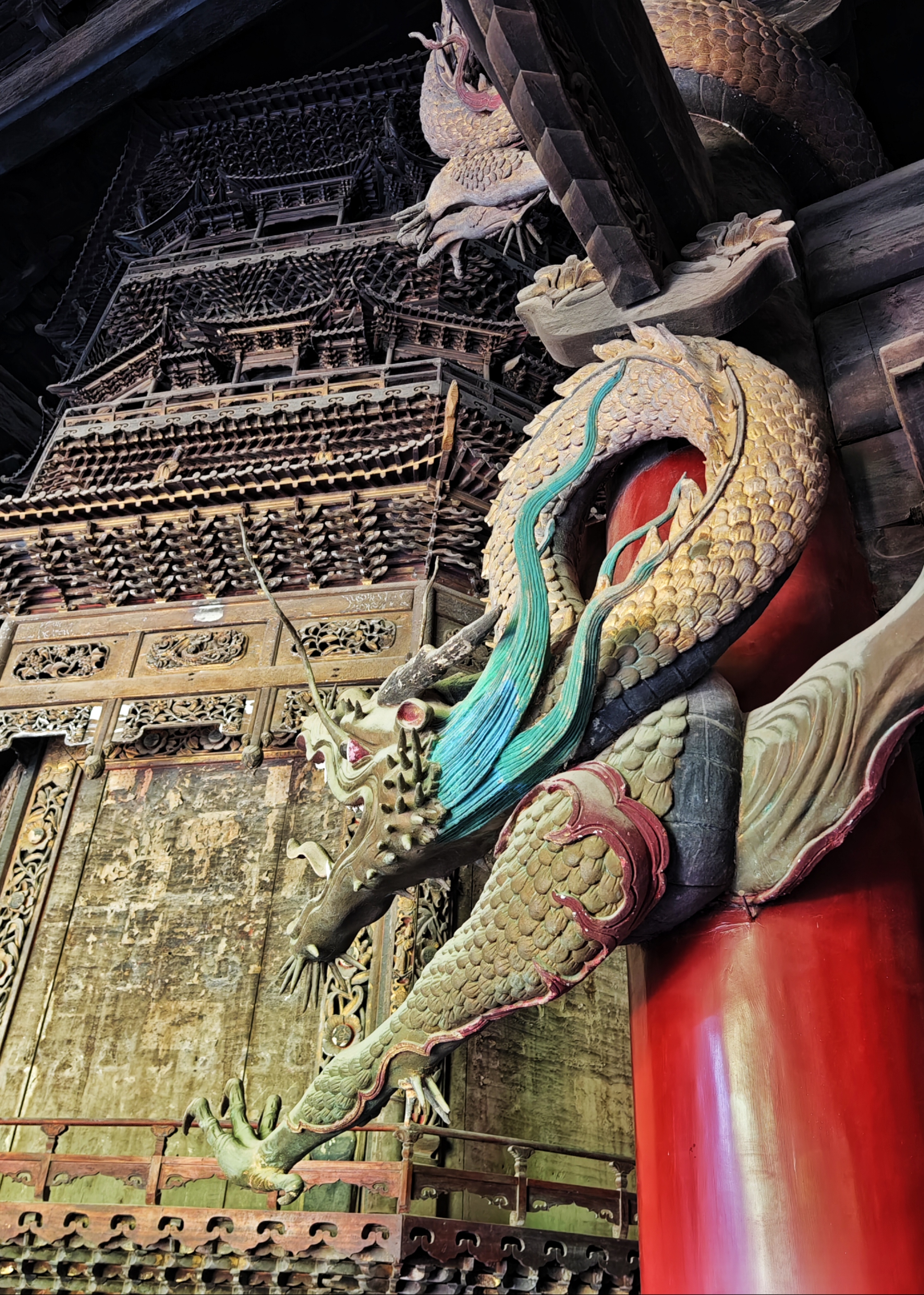 沿着中轴线前行从广场到山门再走过金水桥天王殿大雄宝殿万佛阁
