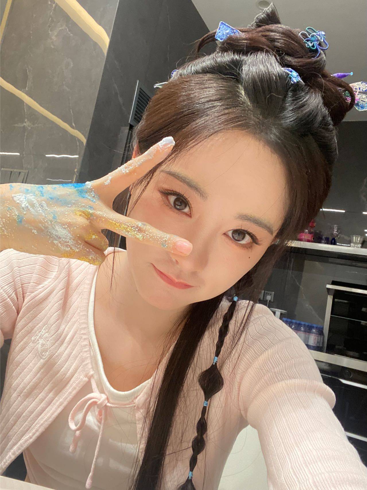 祝绪丹晒了一组《永夜星河》片场随拍超甜美的兔子系女孩这样的阿姐