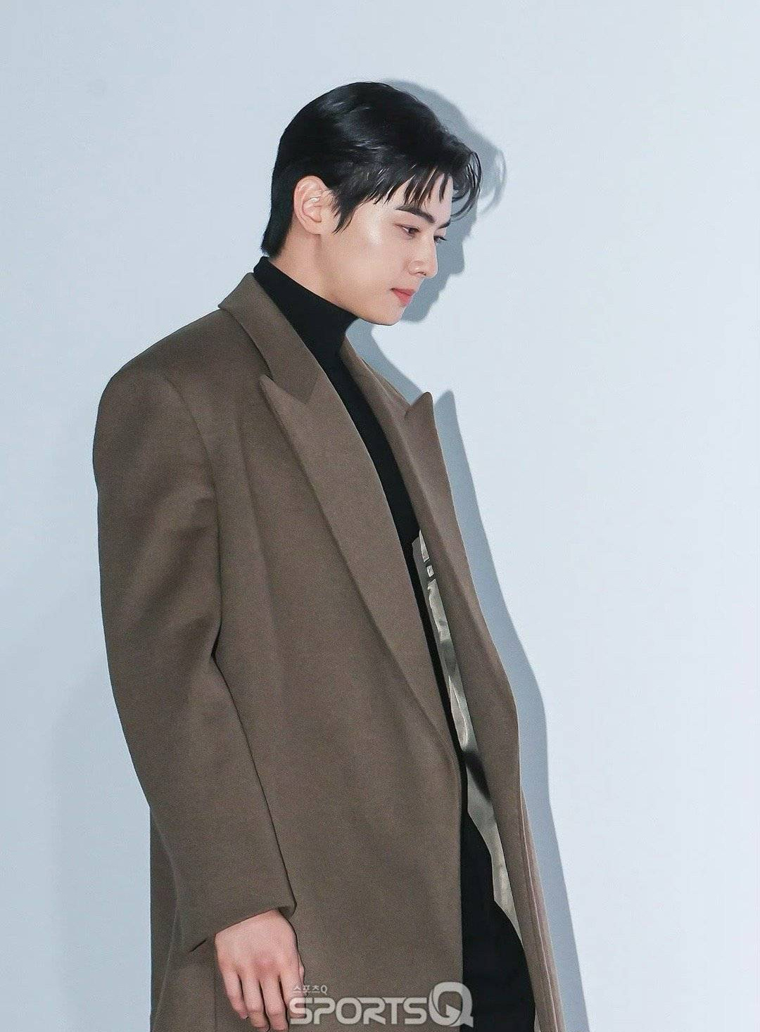 车银优脸颊比心,这组新闻造型生图,真的就是硬帅呀!