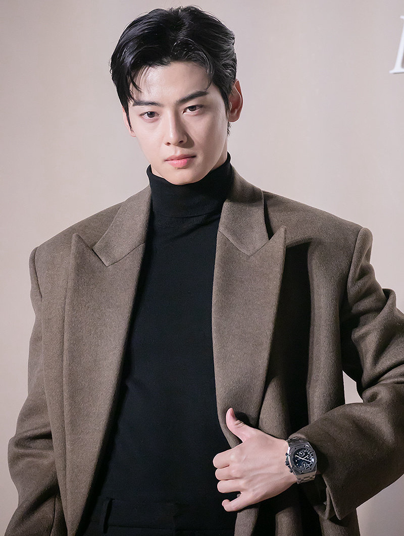 车银优脸颊比心,这组新闻造型生图,真的就是硬帅呀!