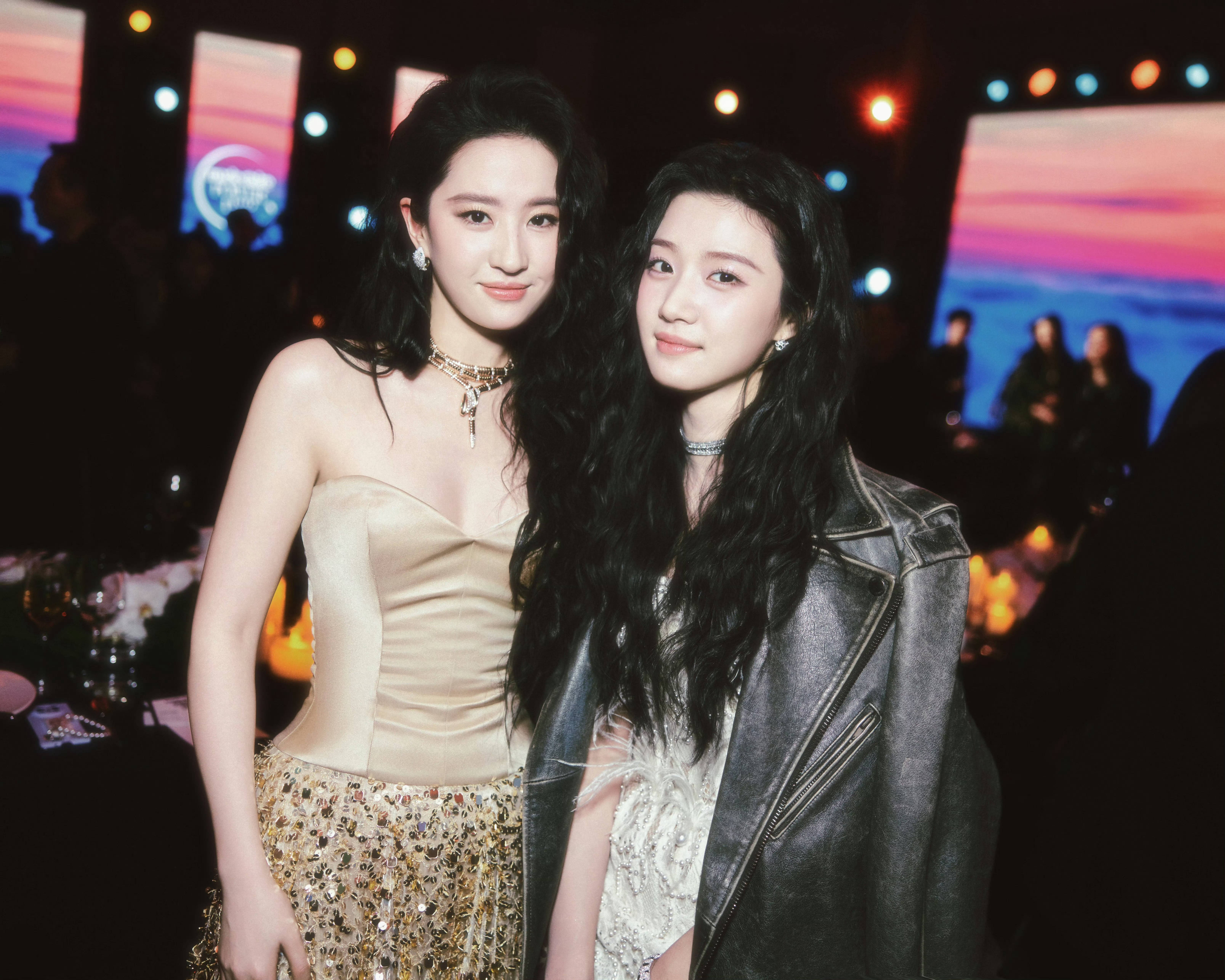 卢昱晓晒了和刘亦菲文淇李一桐等女明星的合照,百花盛开的美!