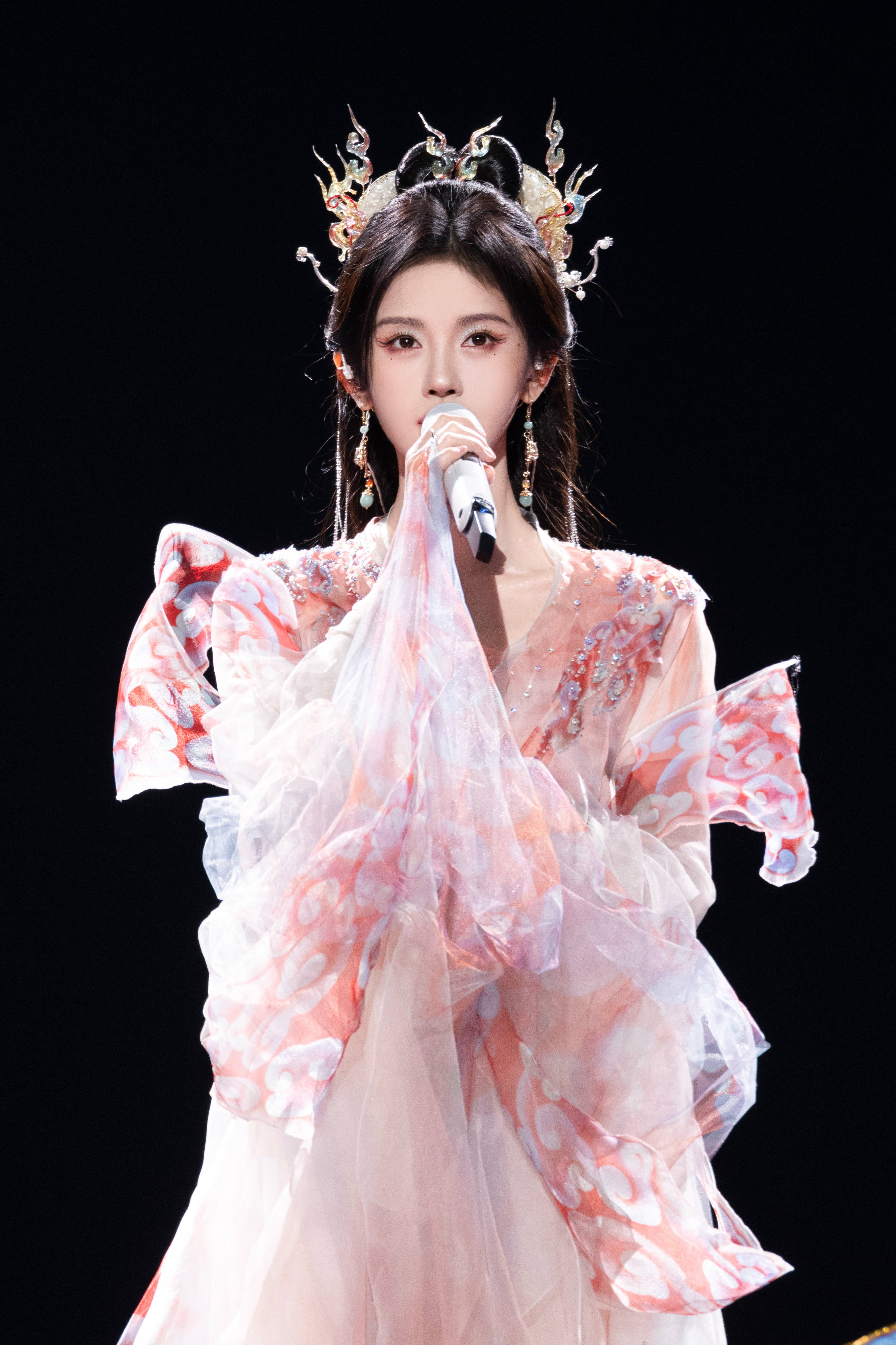 在江苏卫视的春晚舞台上,鞠婧祎可以