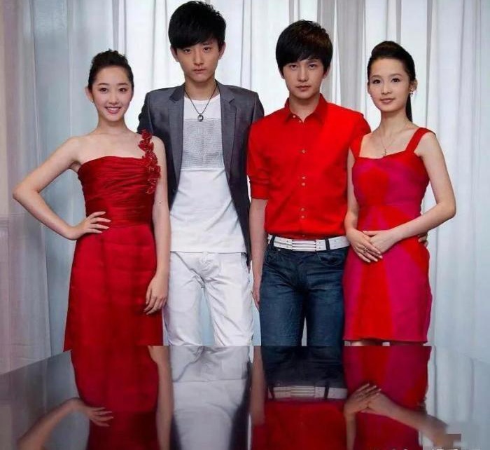 他们分别是杨洋,李沁,蒋梦婕,还有一个男生大家能认出来是现在的谁么?