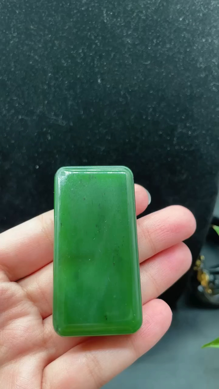 和田玉精品猫眼碧玉平安无事牌,菠菜绿,细腻温润,油性十足,脂粉好