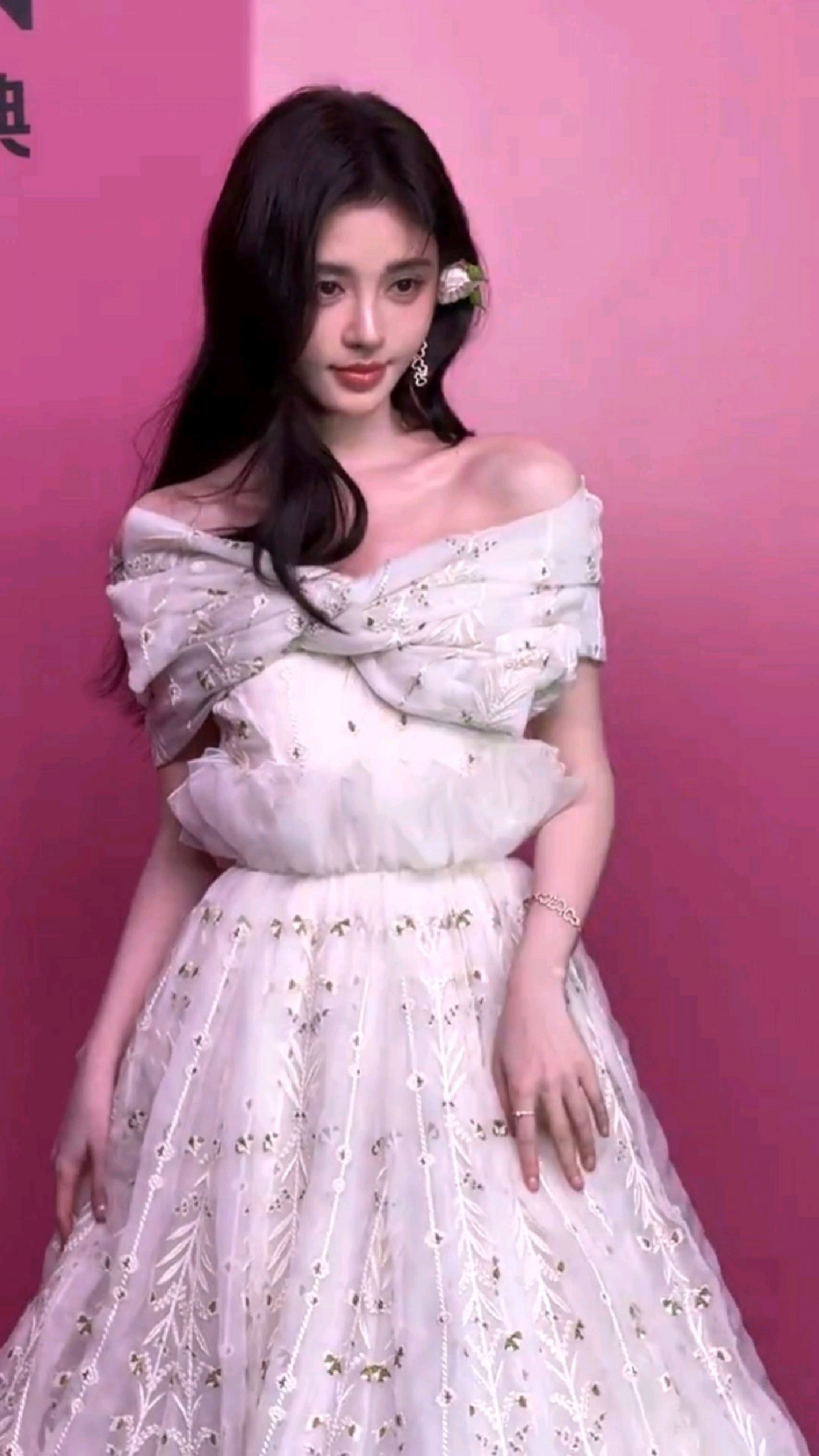鞠婧祎红毯的神啊,就这16秒给我美酥了