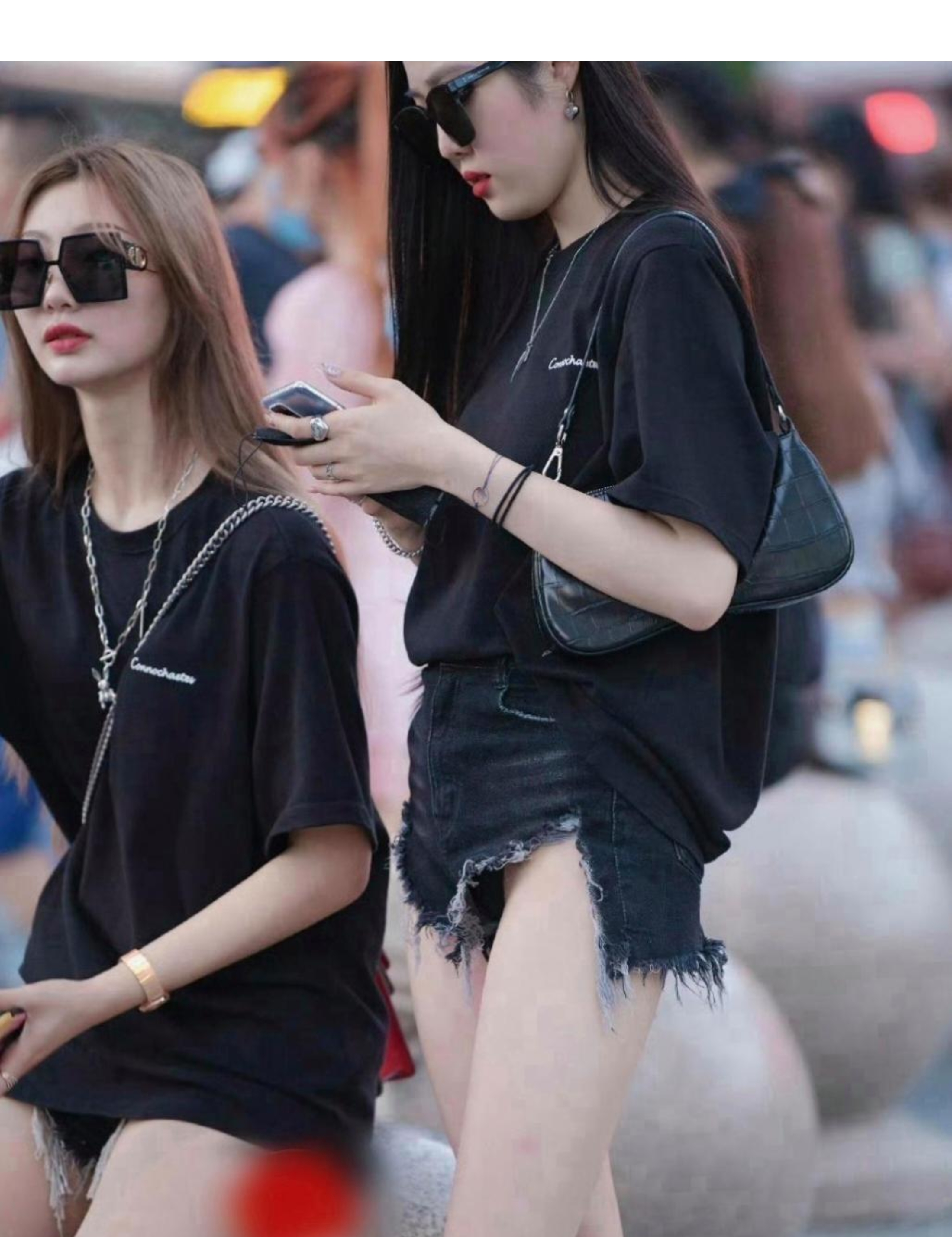 她们说这一身衣服搭配简单时尚,尽显闺蜜间情深义重