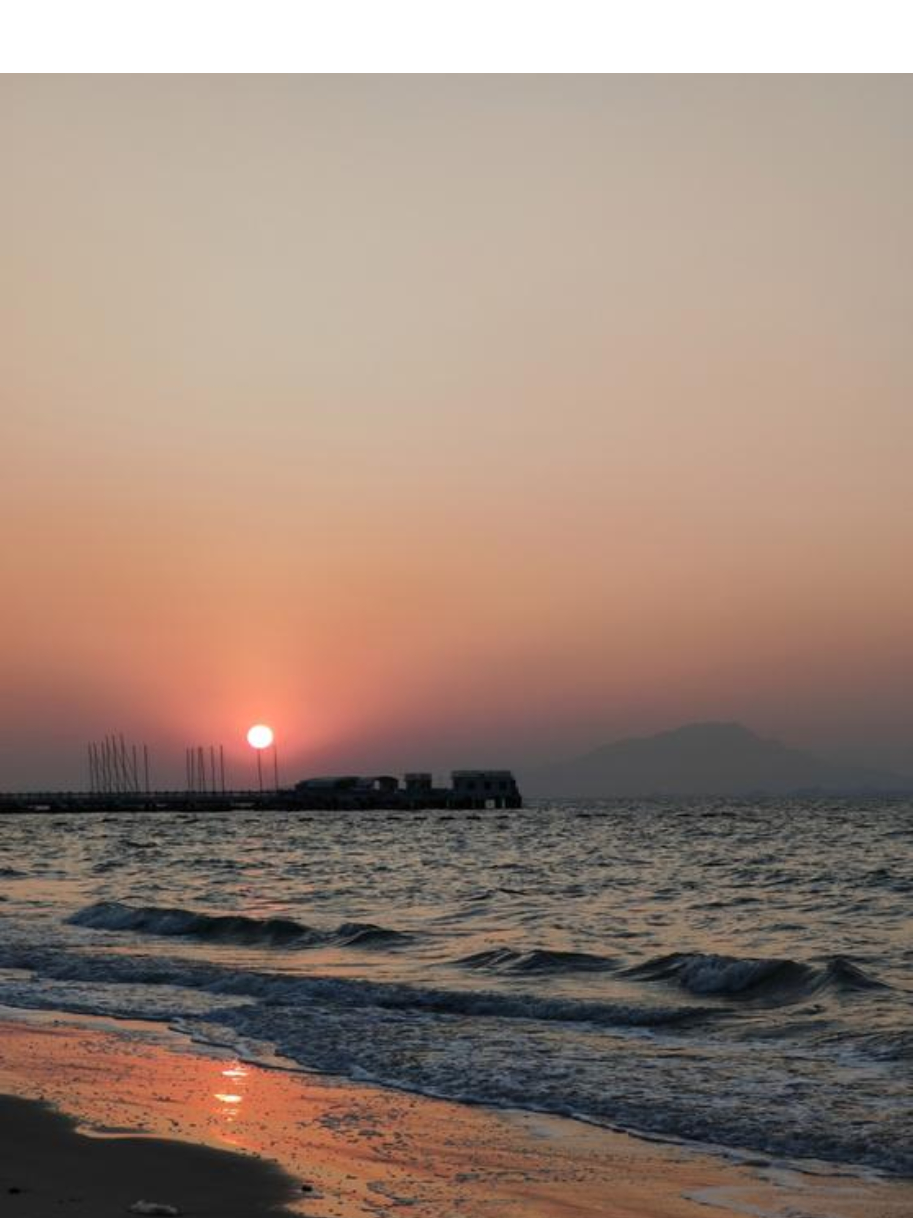 你想象一下,当金色的落日余晖温柔地铺在海面上的时候,波光粼粼的