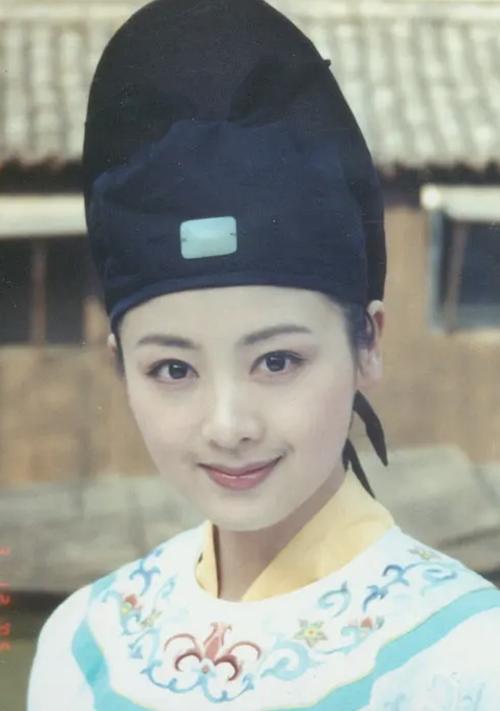 小李琳在《忠勇小状元》中饰演青莲,青莲是红叶大侠的师妹,正义勇敢