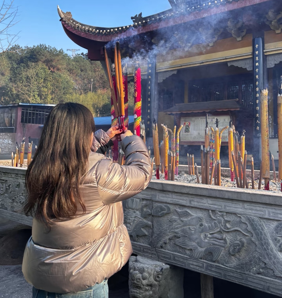 政审公示期内,考生晒烧香求好运旅行照片,却被岗二举报封建迷信