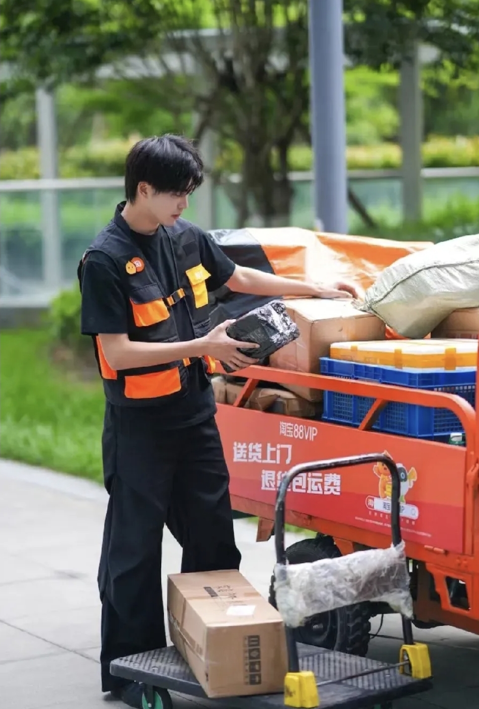 我儿子大学毕业后,一直找不到合适的工作,这不去送快递了