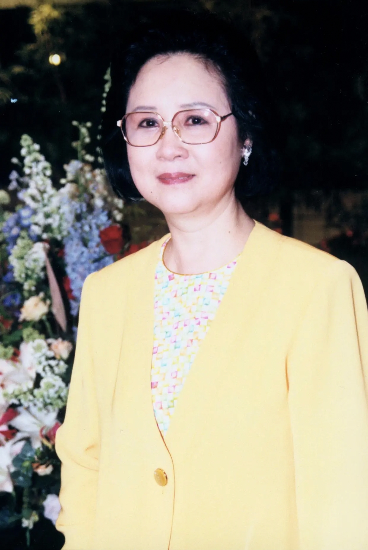 琼瑶今日花葬,开放粉丝参加,琼瑶12月4日离世,终年86岁