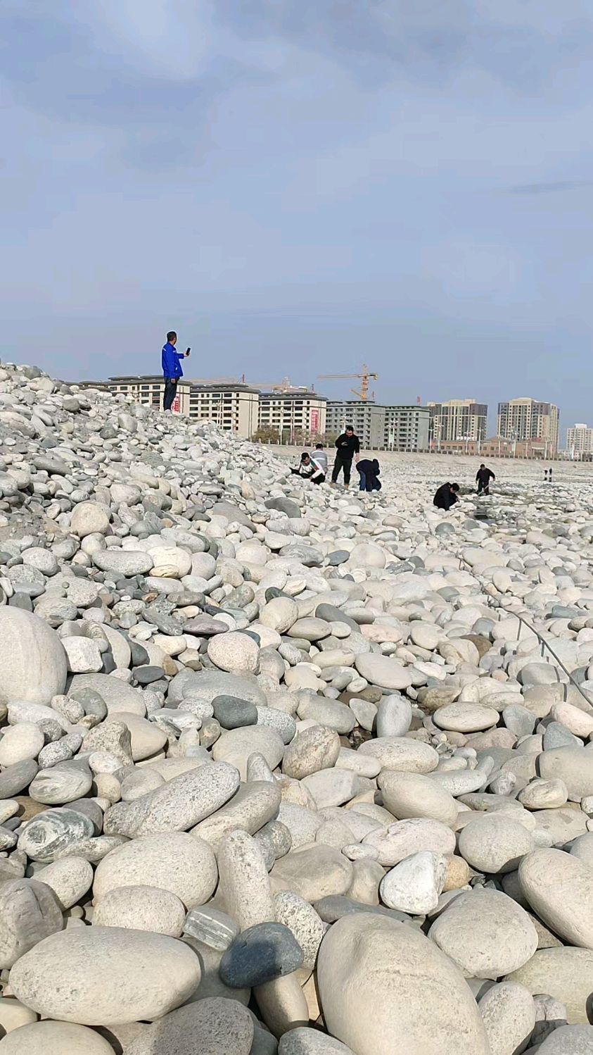 来和田打工的和照看孩子的,都会利用闲余时间,来河边捡捡玉石