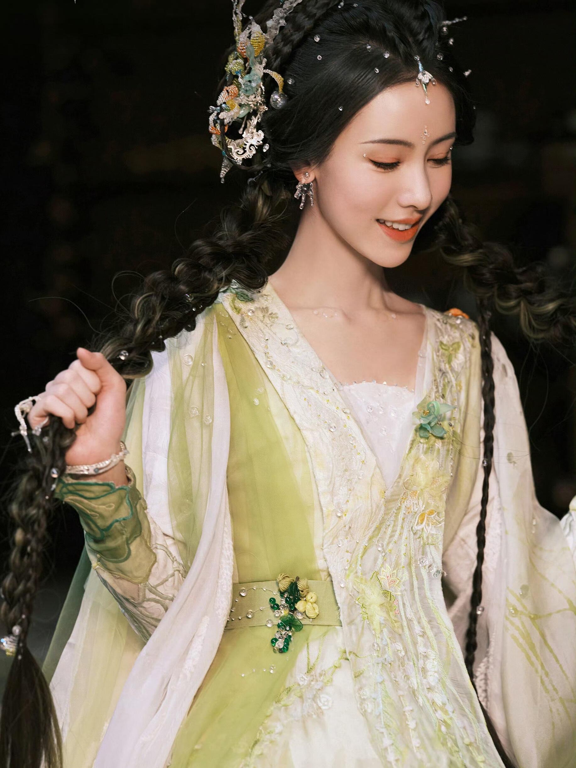 一起追剧呀 陈都灵妆造运太好了 每部剧出场妆造都很有特点也很